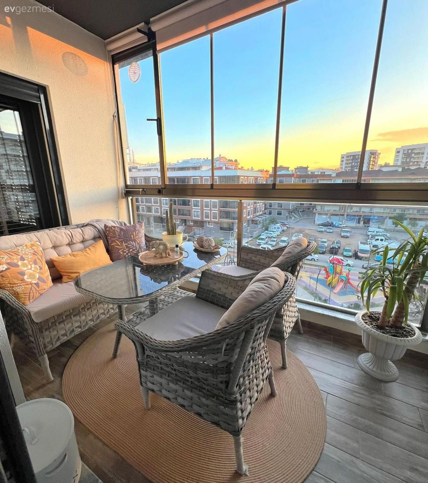 Kış bahçesi, Bahçe, Kapalı balkon, Balkon oturma grubu, Balkon, Ev bitkisi, Balkon halısı, Jüt halı, Halı