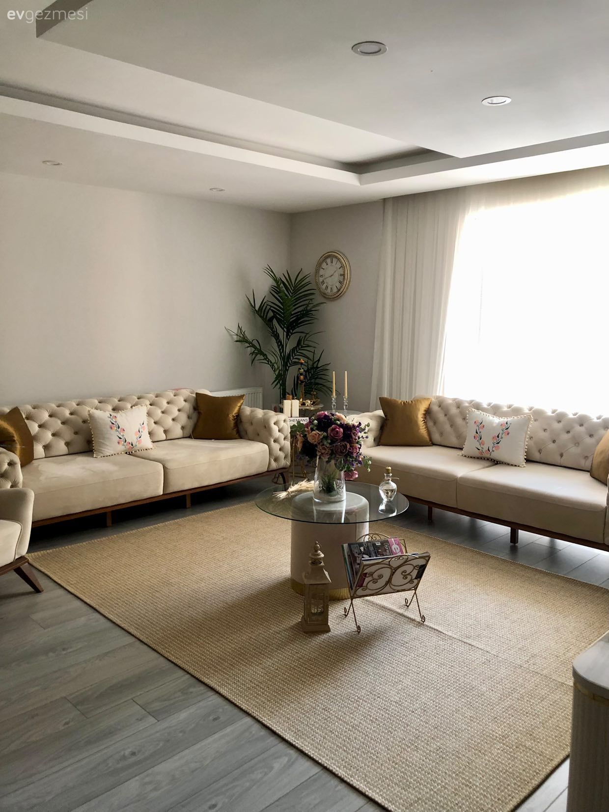 Salon, Modern, Art deko, Krem, Bej, Hardal, Altın, Kapitoneli koltuk, Koltuk takımı, Ev bitkisi, Tül perde, Perde, Kırlent, Ev tekstili, Orta sehpa, Sehpa, Jüt halı, Halı, Cam orta sehpa, Duvar saati, Duvar dekorasyonu