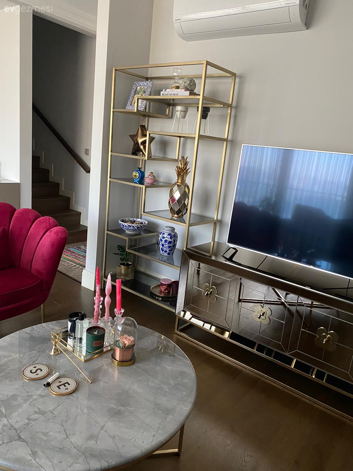 Mavi ve Fuşya Buluşması Bu Dekoru Enerjik Hale Getirmiş