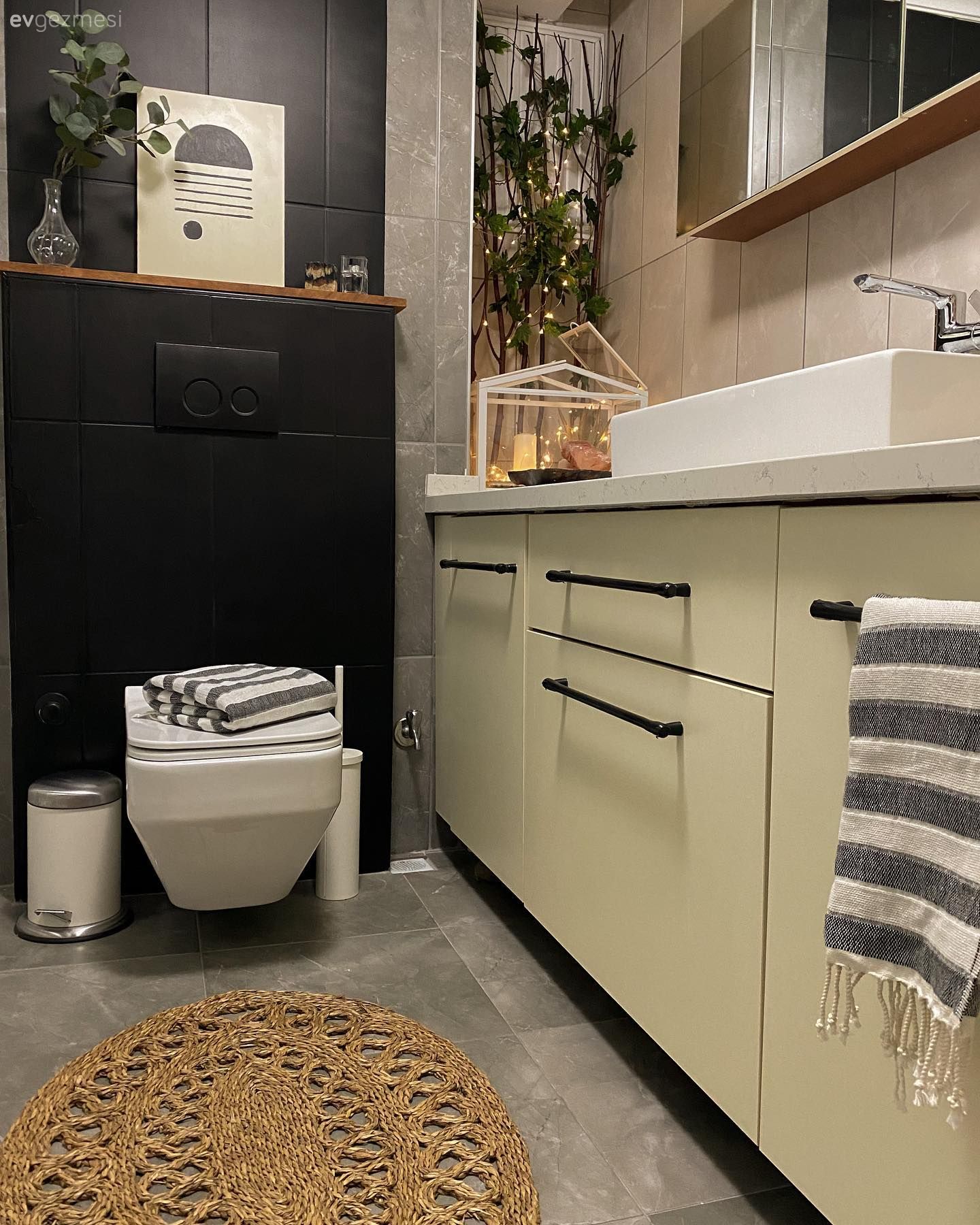 Banyo, Beyaz, Siyah, Banyo dolabı, Banyo aynası, Jüt halı, Halı, Siyah duvar, Banyo rafı