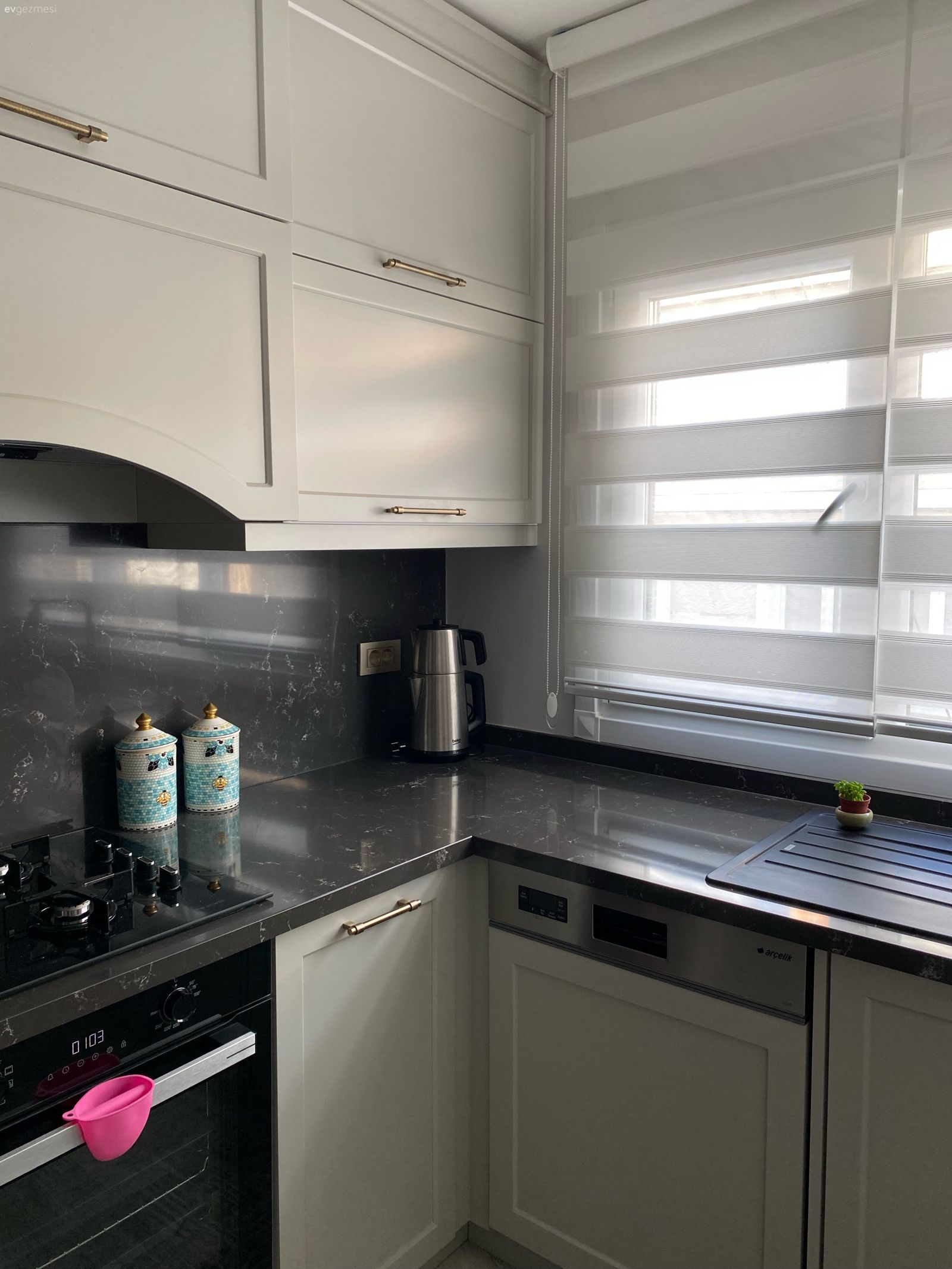 Mutfak, Vizon, Bej, Mutfak tezgahı, Mutfak perdesi, Zebra Perde, Perde, Ankastre