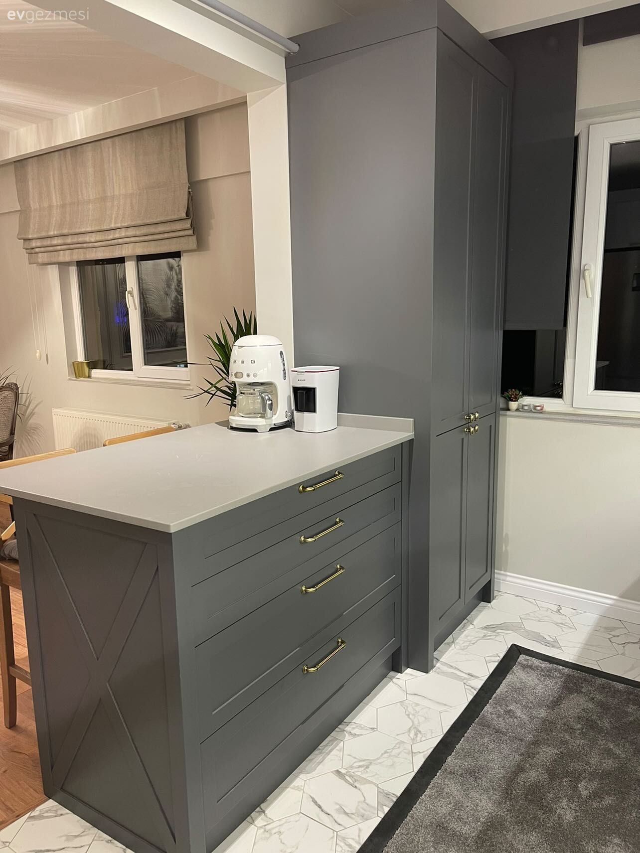 Beyaz, Gri, Mutfak, Modern, İskandinav, Mutfak yarım adası, Mutfak tezgahı, Mutfak halısı, Mutfak zemin seramikleri