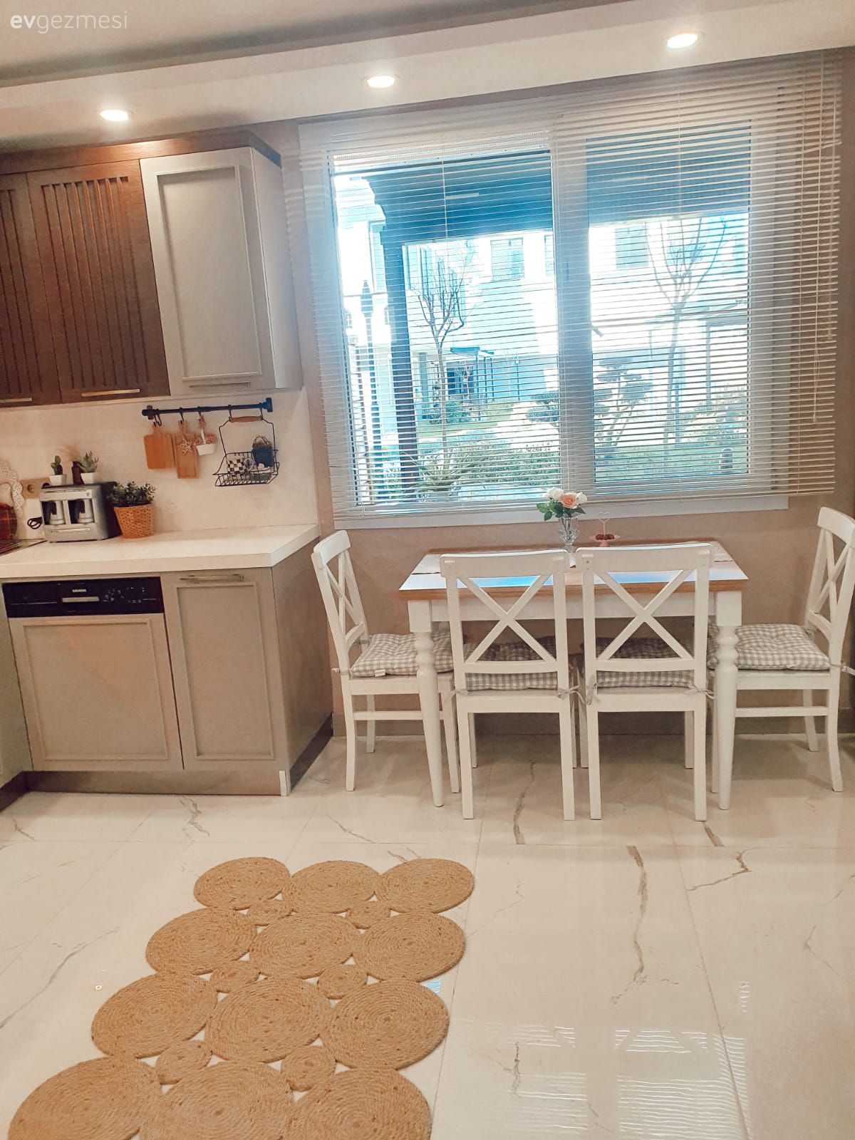 Beyaz, Gri, Kahverengi, Hasır, Mutfak halısı, Mutfak, Jüt halı, Halı, Mutfak tezgahı, Mutfak tezgah arası, Tezgah arası seramik, Mutfak zemin seramikleri, Sandalye, Mutfak masası