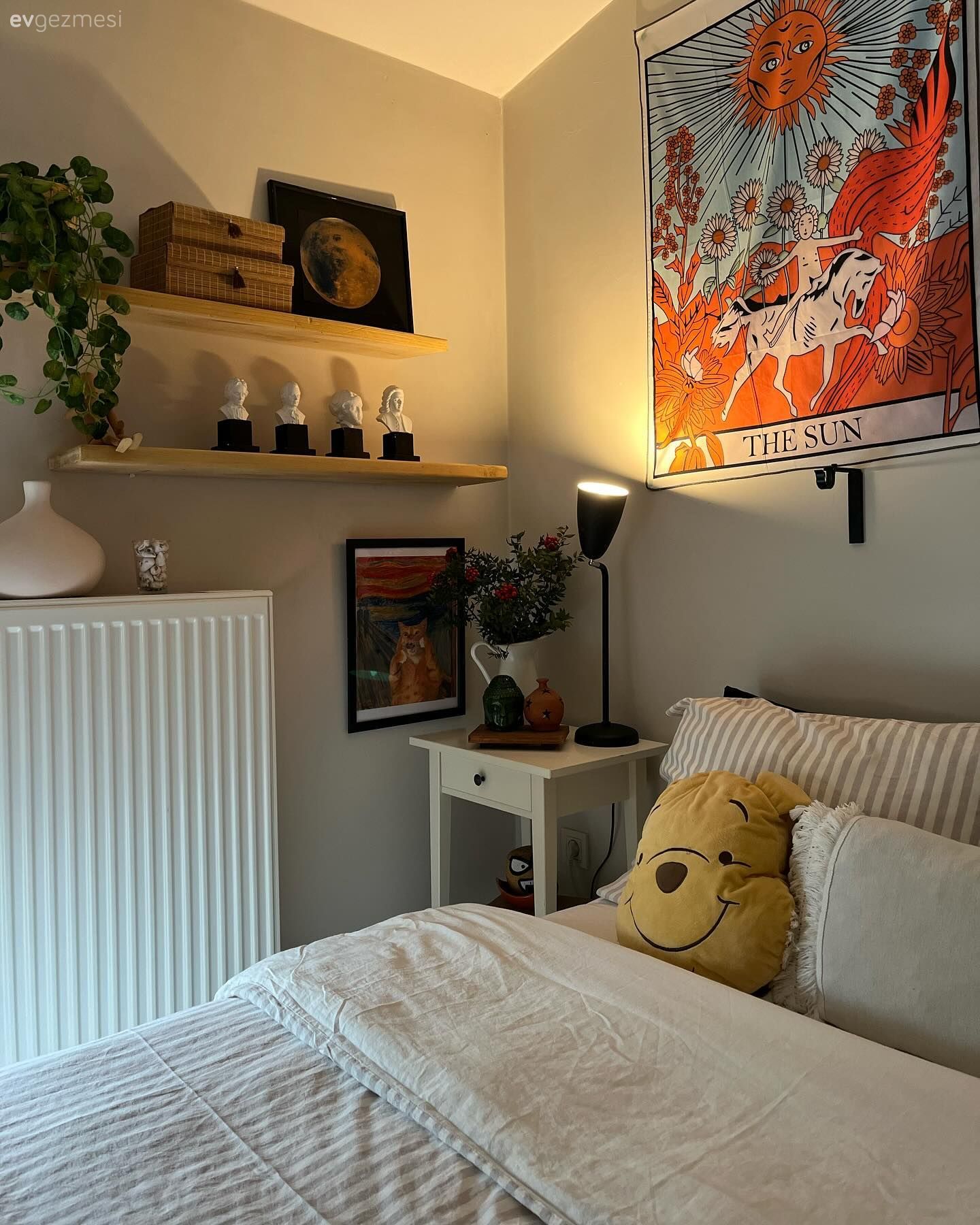 Bordo Duvarlı Bu Evde Zarif Tamamlayıcılar Ön Planda