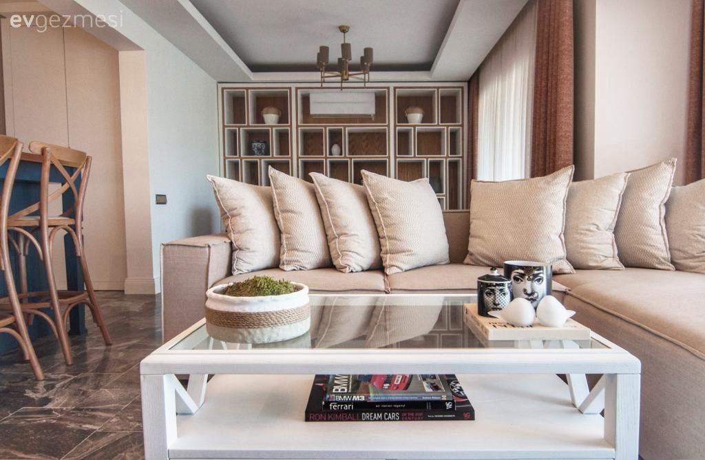 Koltuk takımı, Bej, Beyaz, Köşe koltuk, Vitrin, Dekoratif Objeler, Avize, Aydınlatma, Orta sehpa, Sehpa, Kırlent, Ev tekstili