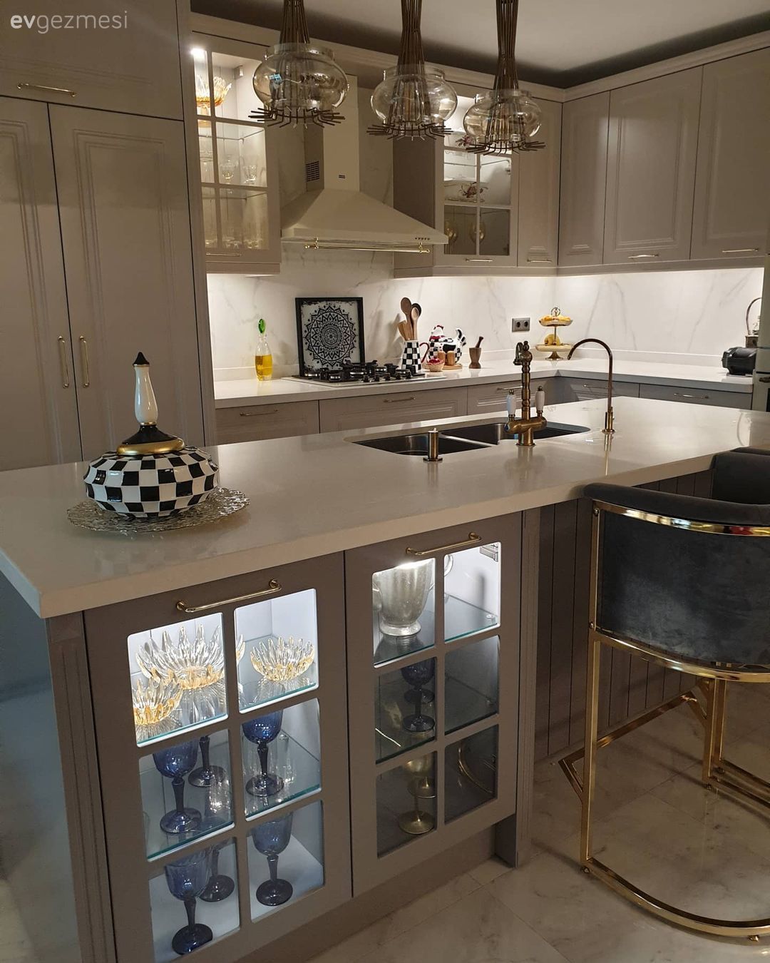 Mutfak, Amerikan Mutfak, Art deko, Bej, Krem, Kahverengi, Altın, Ada mutfak, Mutfak tezgahı, Mutfak tezgah arası, Tezgah arası seramik, Ankastre, Sandalye, Mutfak zemin seramikleri, Davlumbaz, Mutfak Avize Modelleri