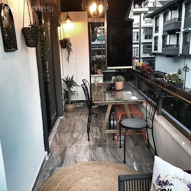 Balkon, Beyaz, Siyah, Balkon masası, Sandalye, Balkon avizesi, Balkon çiçekleri