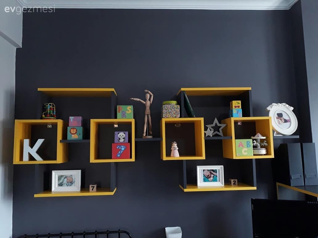 Antrasit duvar, Kitaplık, Sarı