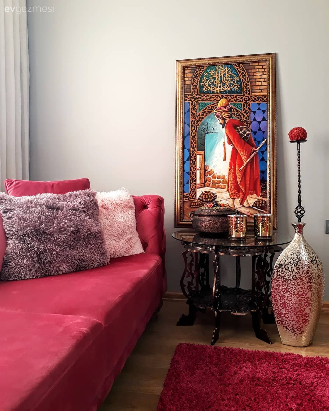 Oturma Odası, Pembe, Koltuk takımı, Halı, Kırlent, Ev tekstili, Tablo, Duvar dekorasyonu, Sehpa, Dekoratif Objeler, Vazo, Ev Aksesuar