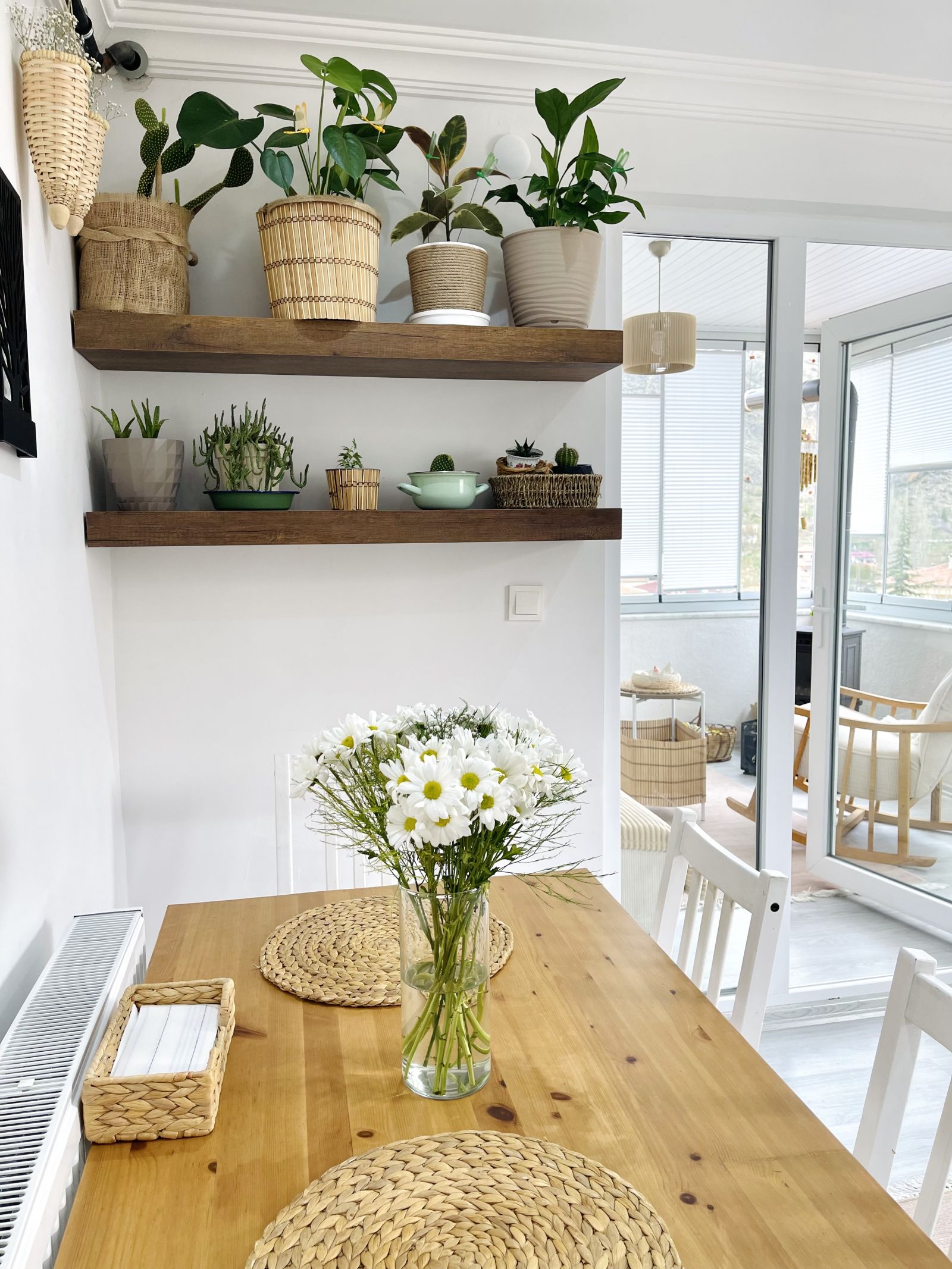 Duvar rafı, Duvar dekorasyonu, Sandalye, Mutfak masası, Beyaz, Mutfak aksesuarları, Mutfak