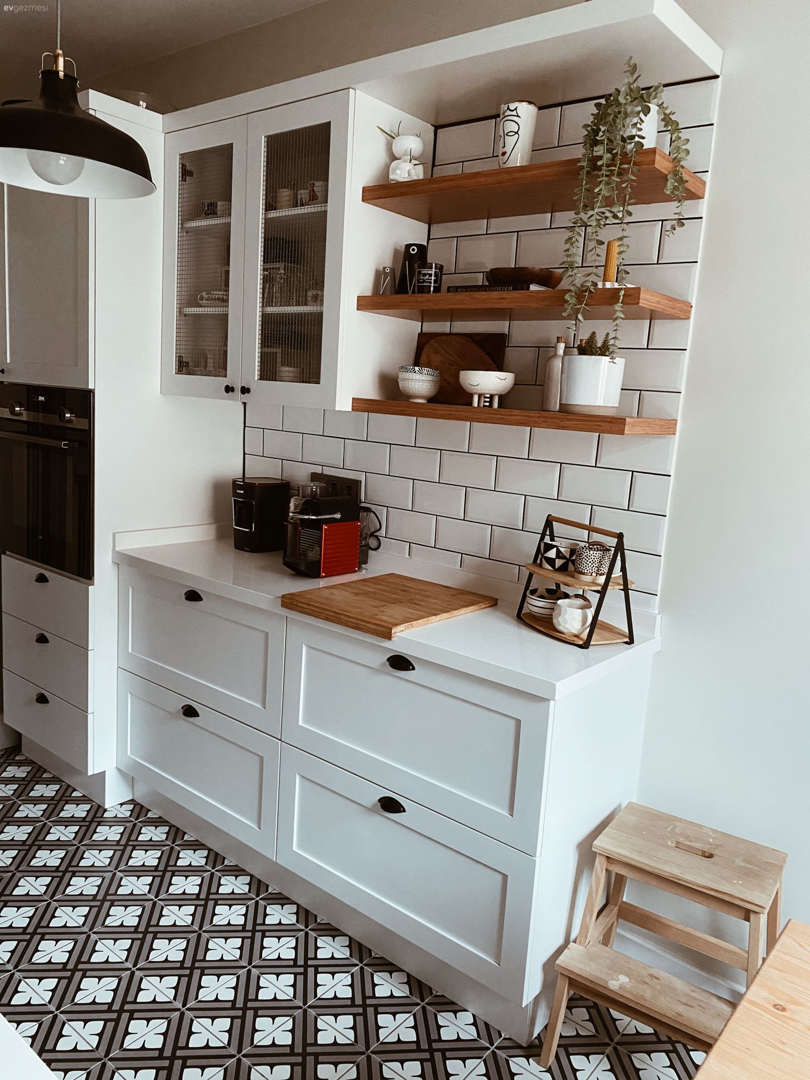 Mutfak, Beyaz mutfak, İskandinav, Metro seramik, Seramik, Shaker kapaklı dolaplar, Mutfak zemin seramikleri, Mutfak rafı