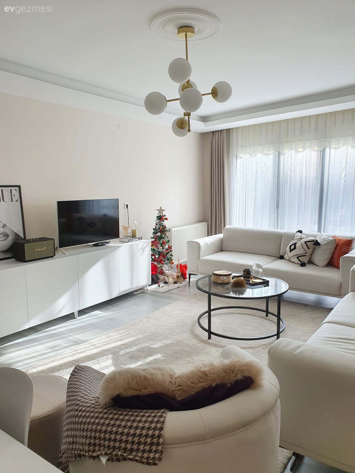 Salon, Modern, Beyaz koltuk, Koltuk takımı, Turuncu, Kırlent, Ev tekstili, Halı, Salon halısı, Orta sehpa, Sehpa, Fon perde, Perde, Tül perde, Yuvarlak ayna, Dekoratif ayna, Avize, Aydınlatma, Salon avizesi, Puf, Berjer