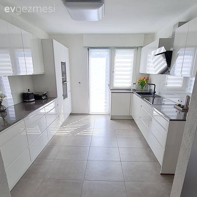 Mutfak, Modern mutfak, Beyaz mutfak, Beyaz, Siyah, Mutfak tezgahı, Mutfak tezgah arası, Tezgah arası seramik, Siyah tezgah, Avize, Aydınlatma