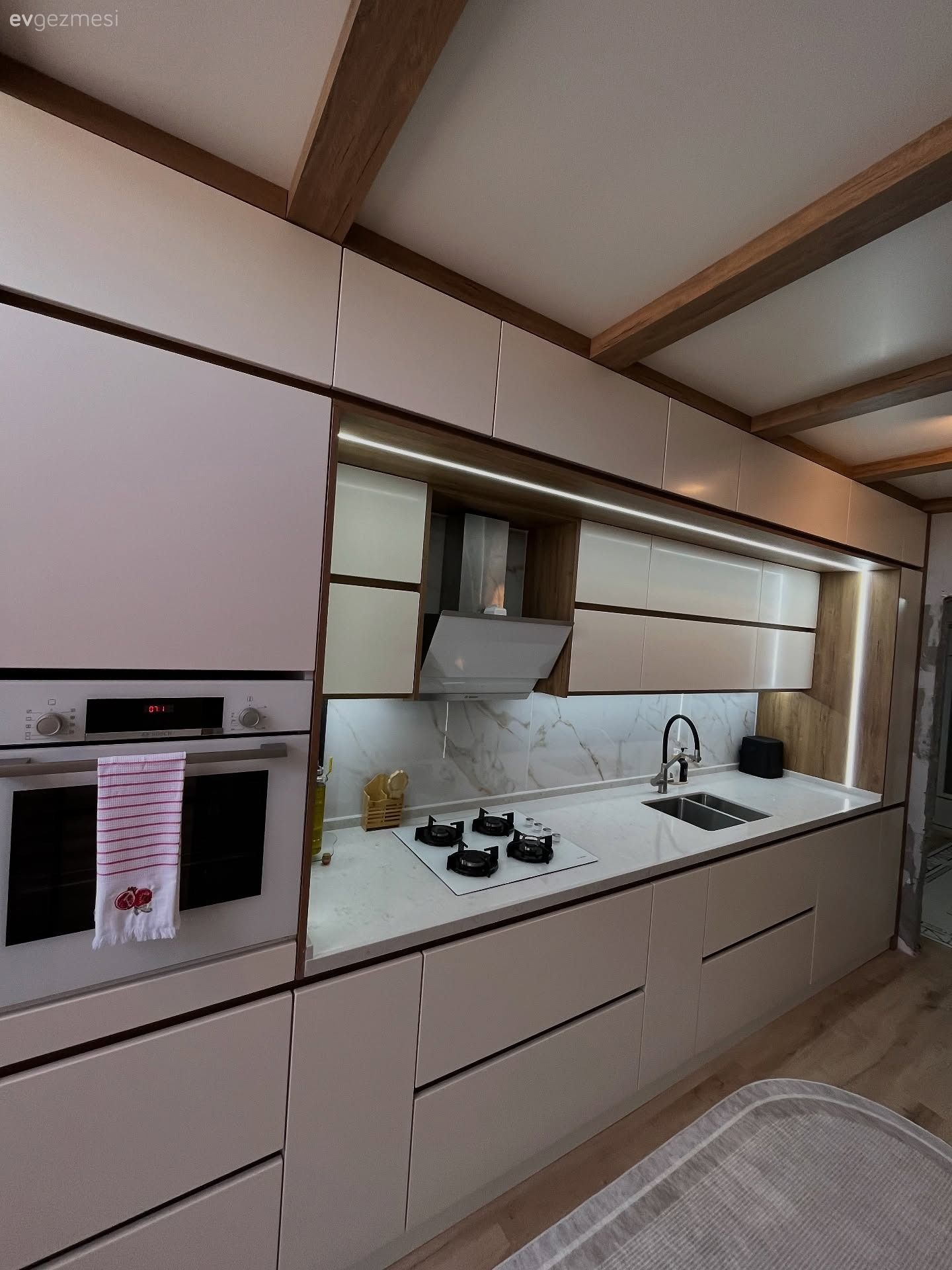 Bu Toki Mutfağı Duvardan Duvara Tasarımlarla Şekillenmiş