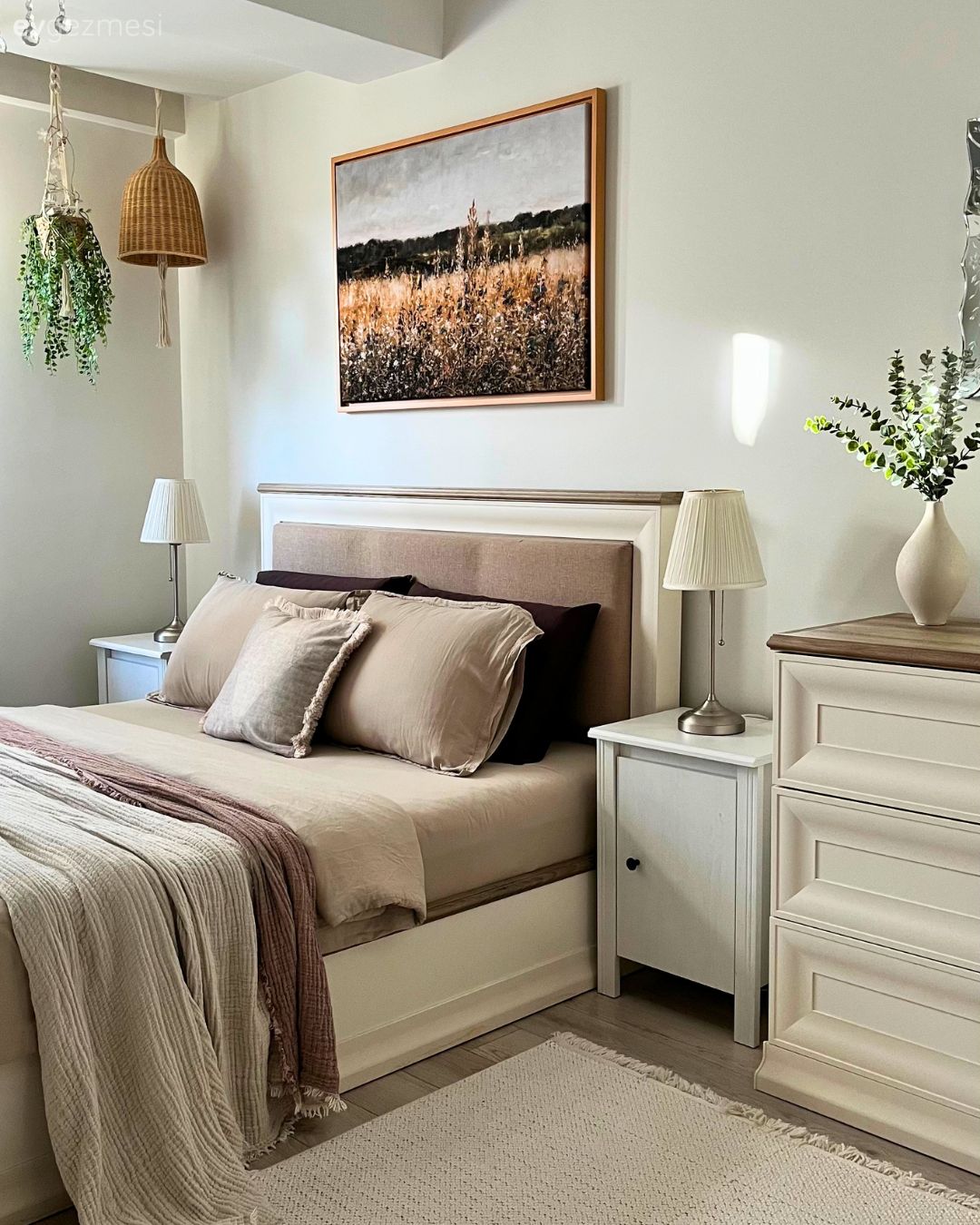 Yatak Odası, Country, Bohem Dekorasyon, Krem, Vizon, Bej, Tablo, Duvar dekorasyonu, Hasır avize, Komodin, Fon perde, Perde, Dekoratif Objeler, Halı