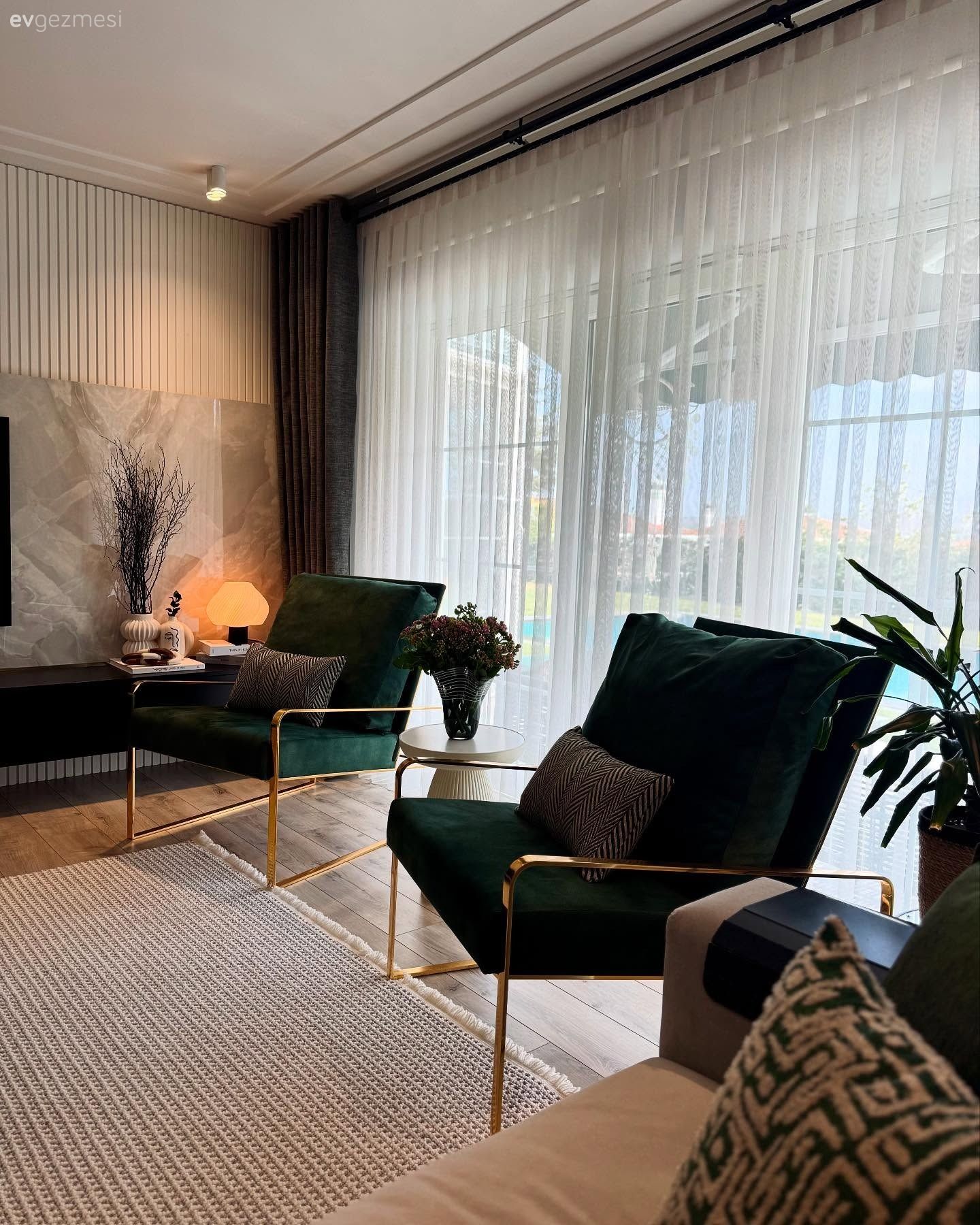 Bu Dubleks Evin İki Salonu Da Cazibe Konusunda Yarışıyor