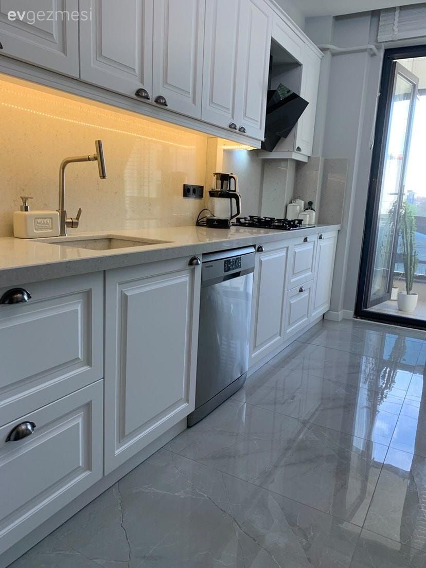 Shaker kapaklı dolaplar, Mutfak, Beyaz, Siyah, Mutfak zemin seramikleri, Mutfak tezgahı, Mutfak tezgah arası, Ankastre, Davlumbaz