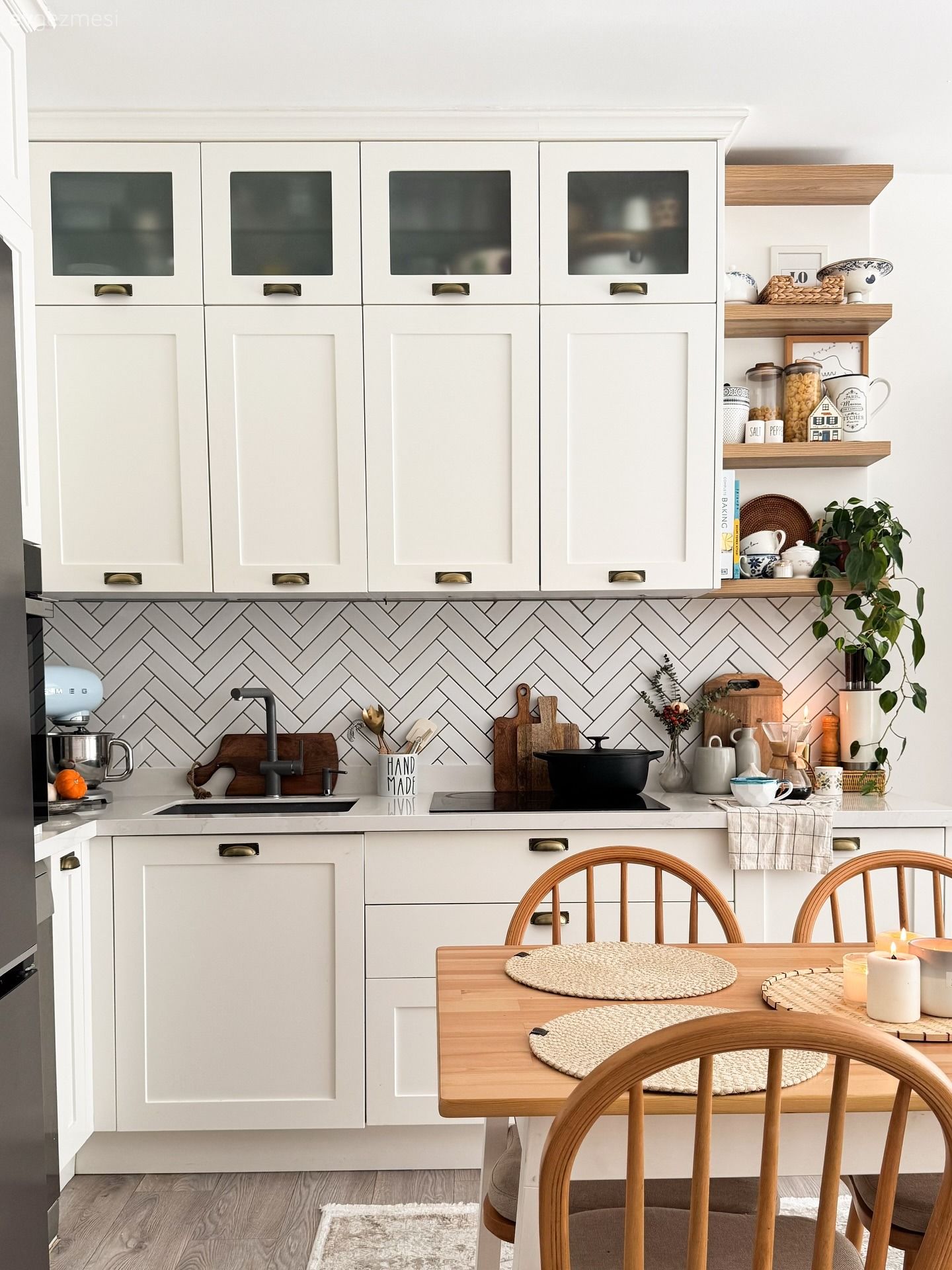 Kademeli Dolaplarla Alan Kazanan Bir Bodrum Mutfağı