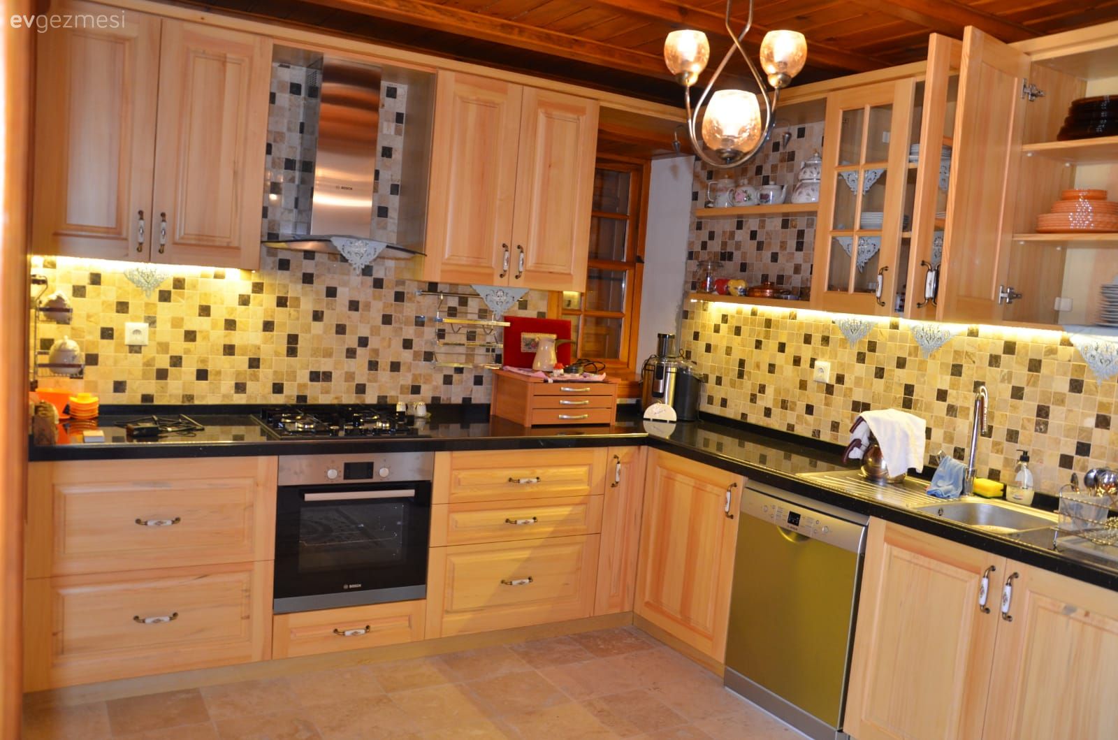 Mutfak, Ahşap mutfak, Kahverengi, Siyah, Mutfak tezgahı, Mutfak tezgah arası, Tezgah arası seramik, Mutfak Avize Modelleri