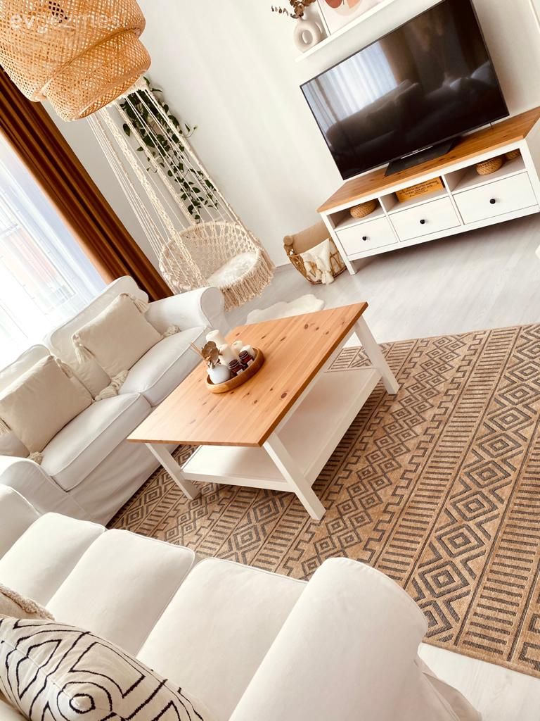 Salon, Bohem Dekorasyon, Beyaz, Turuncu, Ahşap Mobilya, Koltuk takımı, Fon perde, Perde, Tül perde, Hasır, Kırlent, Ev tekstili, Geometrik desen, Desenler, Orta sehpa, Sehpa, Kilim, Halı, Hasır puf, Bej, Krem, Kahverengi, Salıncak, Pampas otu, Tv ünitesi, Tv ünitesi aksesuarları, Ev Aksesuar, Hasır avize