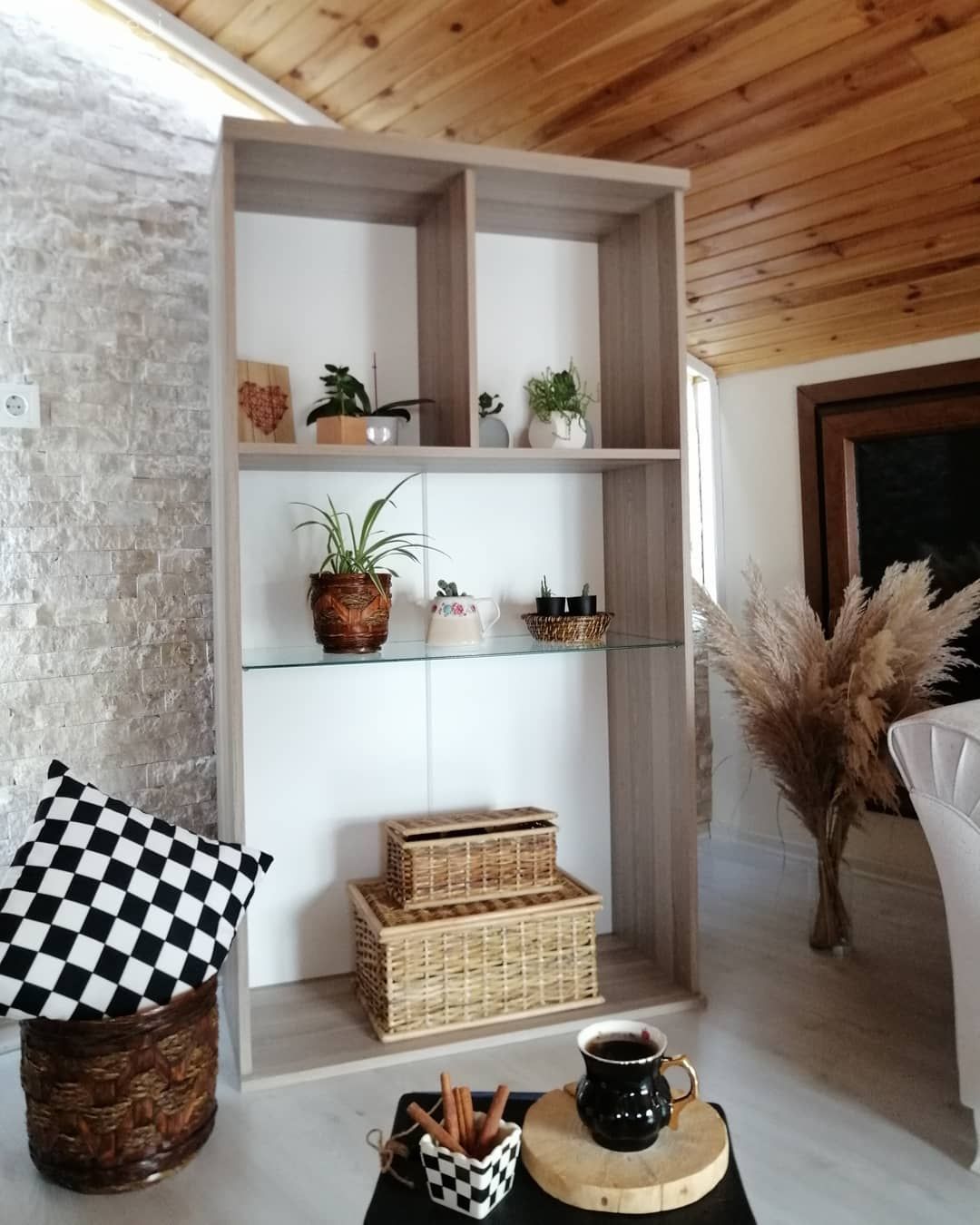 Çatı katı, Hasır sepet, Dolap, Beyaz, Ev bitkisi, Kırlent, Ev tekstili, Vazo, Ev Aksesuar, Pampas otu