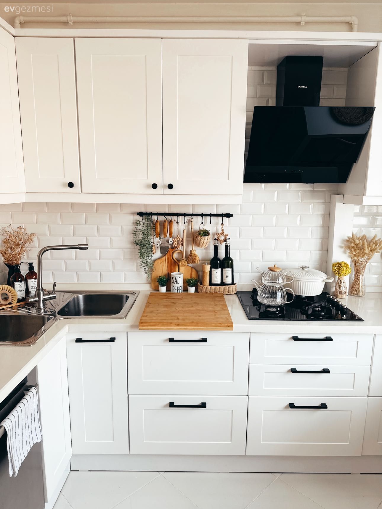 Mutfak, Beyaz, Siyah, Davlumbaz, Mutfak tezgahı, Mutfak tezgah arası, Tezgah arası seramik, Metro seramik, Seramik, Mutfak aksesuarları, Shaker kapaklı dolaplar