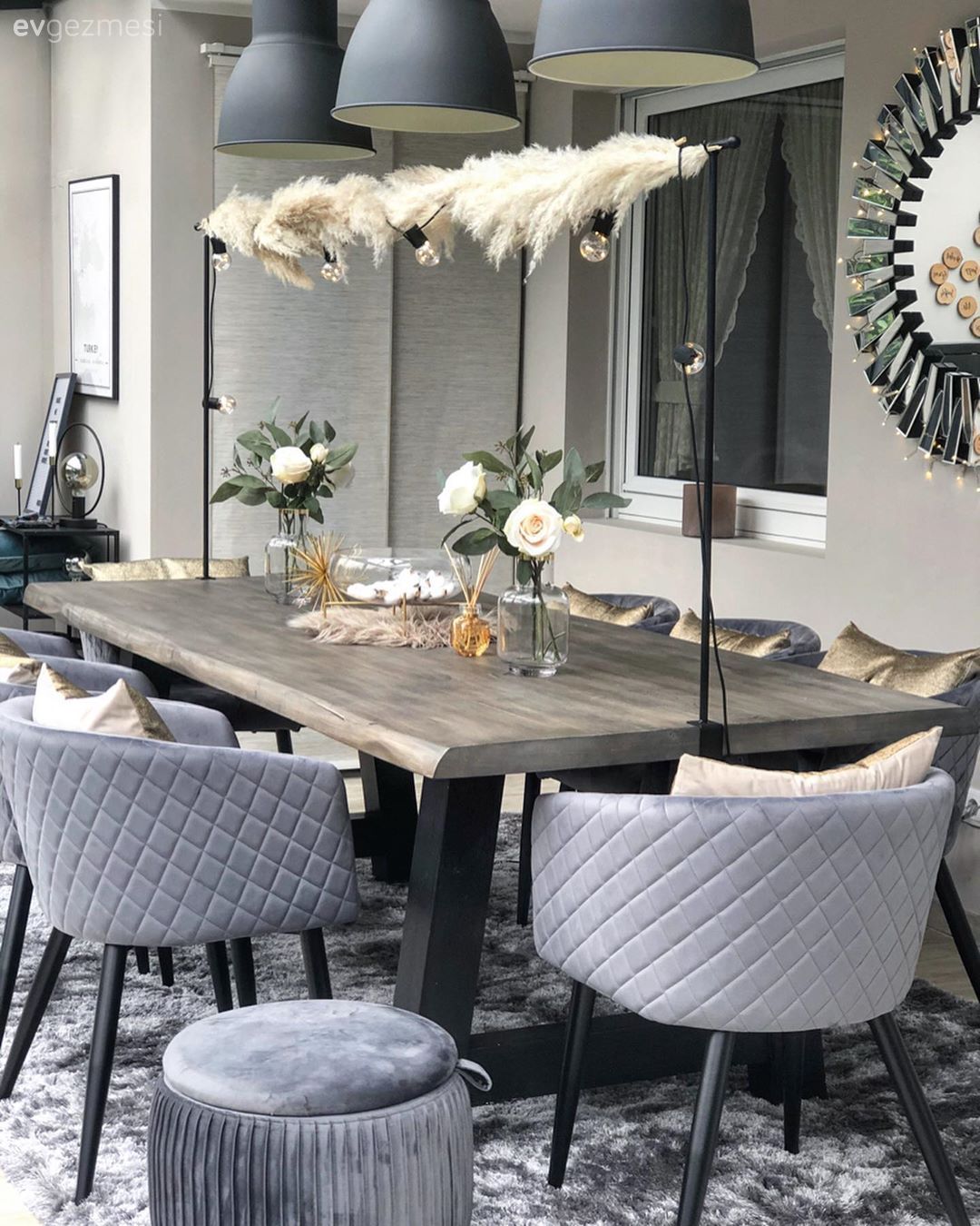 Kış bahçesi, Beyaz, Siyah, Gri, Ev Aksesuar, Yemek masası, Sandalye, Halı, Şömine, Avize, Aydınlatma, Sarkıt, Dekoratif Objeler, Yuvarlak ayna, Dekoratif ayna, Vazo, Çiçekler