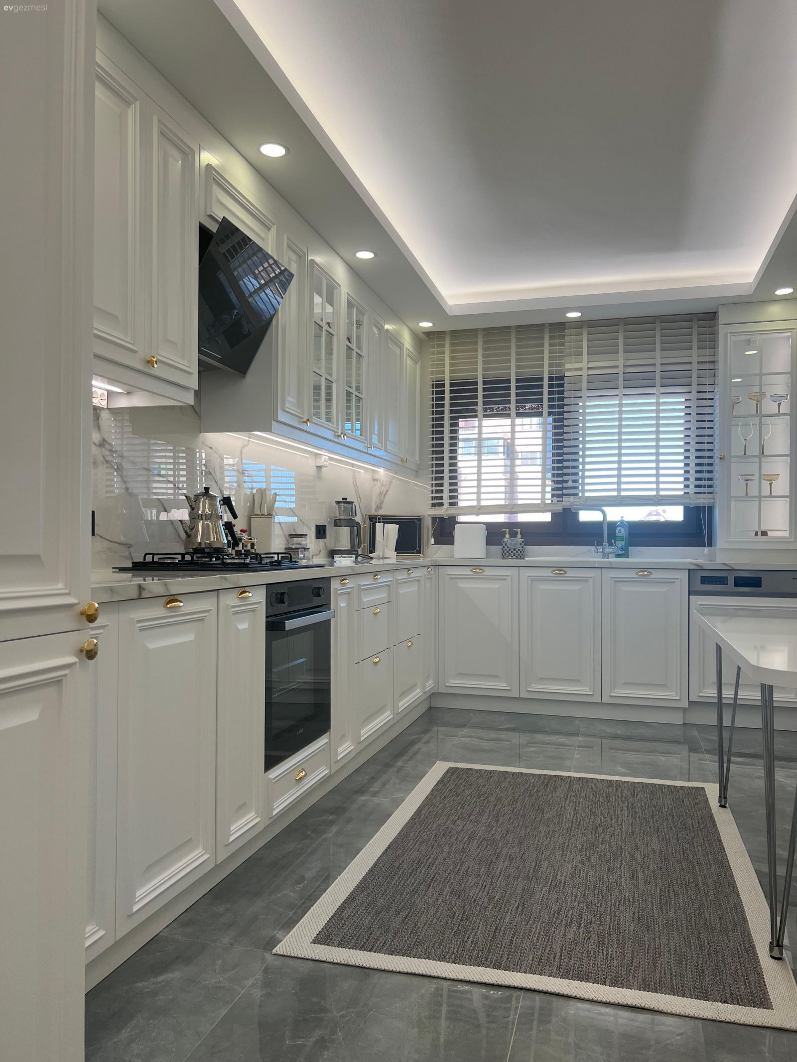 Mutfak, Beyaz, Siyah, Country, Beyaz mutfak, L-tipi mutfak, Shaker kapaklı dolaplar, Ankastre, Davlumbaz, Mutfak tezgahı, Mutfak tezgah arası, Mutfak perdesi, Jaluzi, Mutfak halısı, Mutfak zemin seramikleri, Spot aydınlatma, Aydınlatma, Led aydınlatma