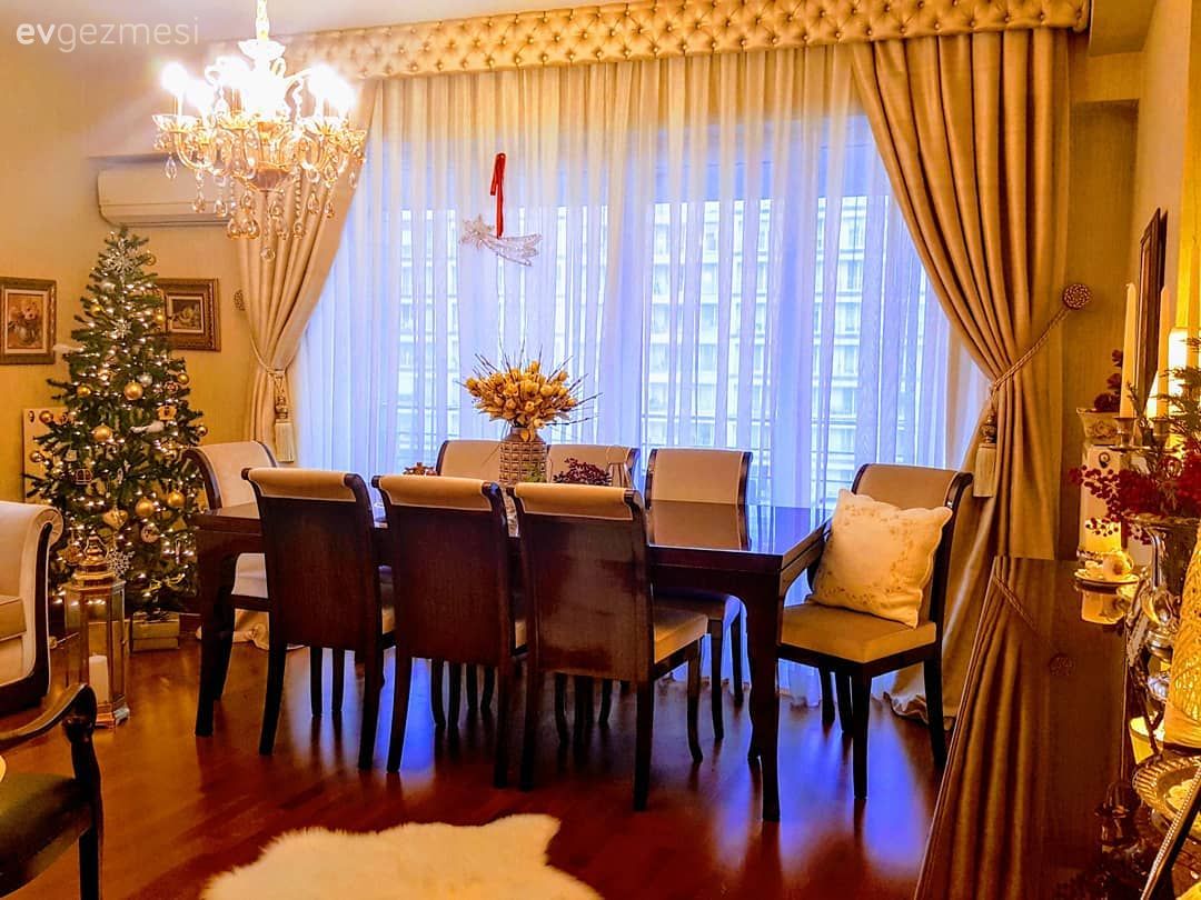 Yemek Odası, Klasik, Yemek masası, Sandalye, Fon perde, Perde, Tül perde, Çam ağacı, Yılbaşı dekorasyonu, Tablo, Duvar dekorasyonu, Salon halısı, Avize, Aydınlatma, Yemek odası avizesi