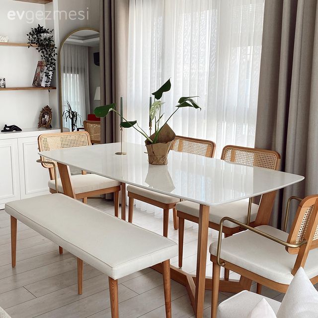 Yemek Odası, Beyaz, Ahşap Mobilya, Kitaplık, Saksı, Bank, Sandalye, Fon perde, Perde, Tül perde