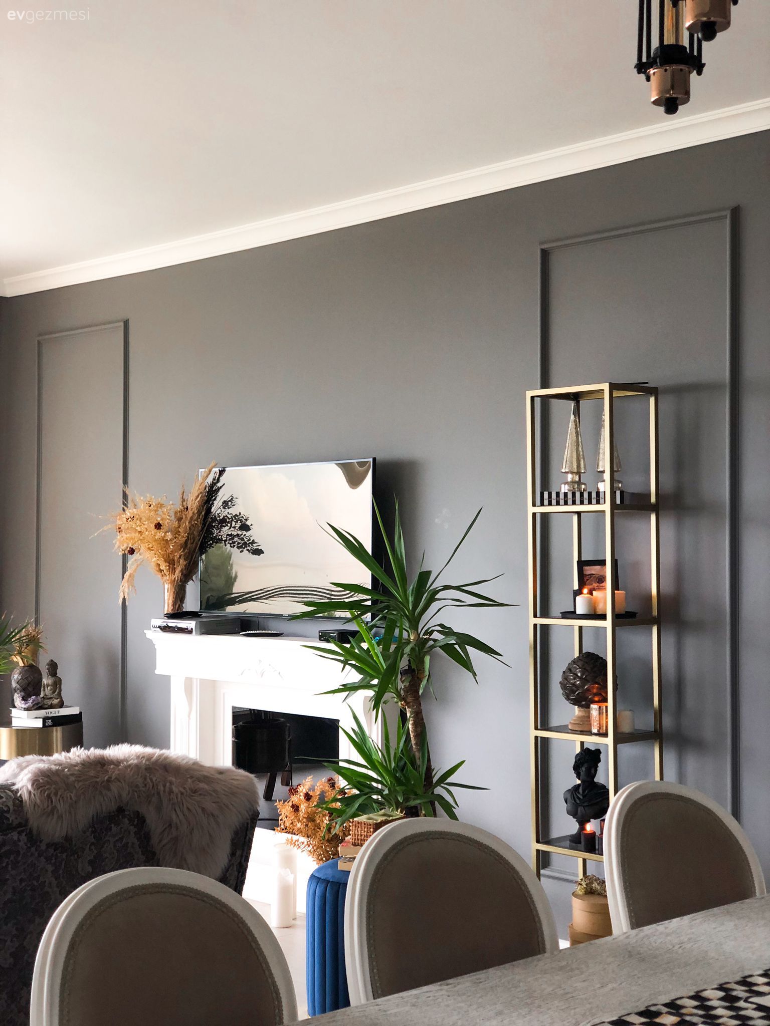 Salon, Modern, Antrasit duvar, Açık raf, Duvar rafı, Duvar çıtalama, Ev bitkisi, Koltuk takımı, Sandalye, Yemek masası, Avize, Aydınlatma, Salon avizesi