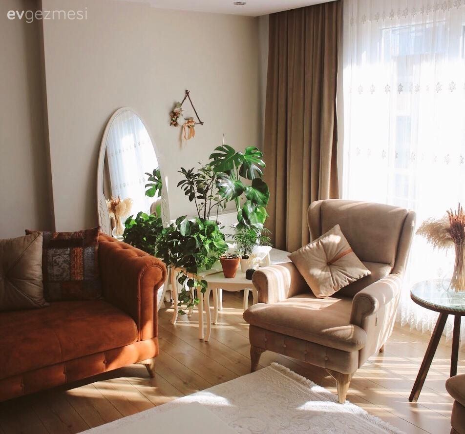 Salon, Bohem Dekorasyon, Bej, Turuncu, Krem, Koltuk takımı, Modern chesterfield, Orta sehpa, Sehpa, Halı, Salon halısı, Kırlent, Ev tekstili, Ev bitkisi, Fon perde, Perde, Tül perde, Beyaz, Yan sehpa, Ayna