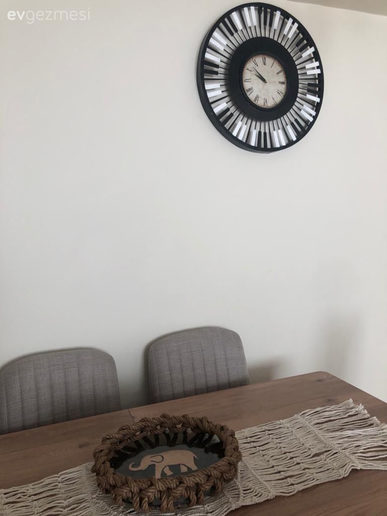 Yemek Odası, Sandalye, Yemek masası, Ahşap masa, Runner, Ev tekstili, Duvar saati, Duvar dekorasyonu, Gri