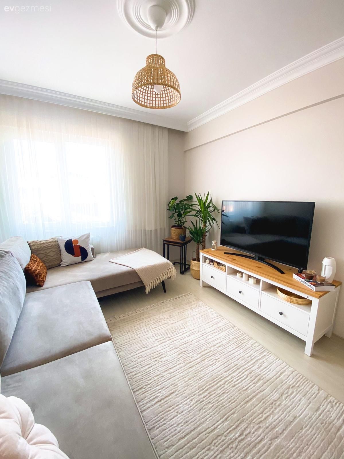 Bohem Dekorasyon, Oturma Odası, Krem, Bej, Beyaz, Köşe koltuk, Koltuk takımı, Fon perde, Perde, Tül perde, Halı, Kırlent, Ev tekstili, Duvar rafı, Duvar dekorasyonu, Tv ünitesi, Tv ünitesi aksesuarları, Ev Aksesuar, Ev bitkisi, Avize, Aydınlatma
