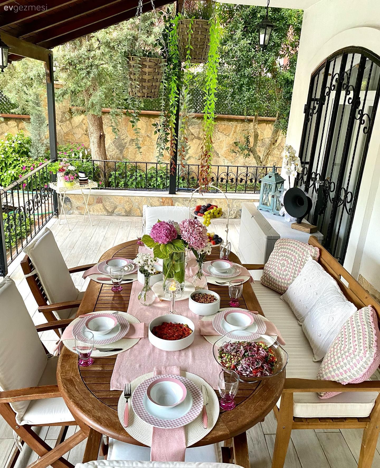 Bu Bahçeye Bakınca Keyifli Sohbet Ortamı Kendiliğinden Geliyor!