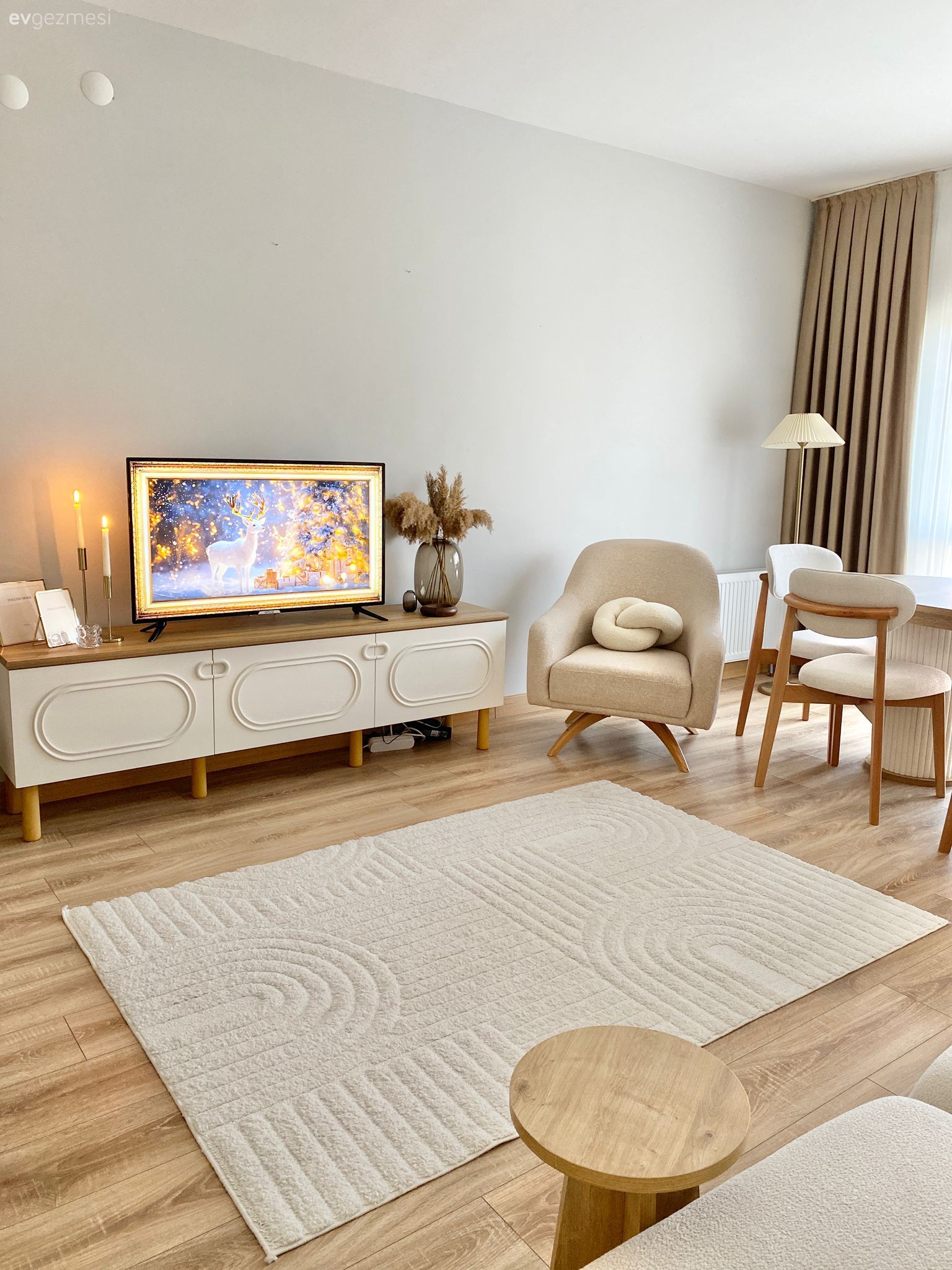 Beyaz ve Ahşap Uyumu Bu Evin Karakteristik Özelliği