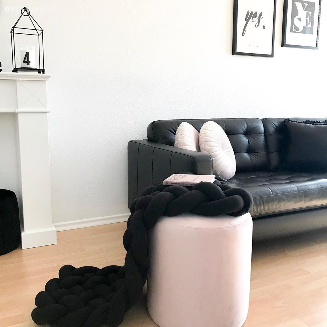 Salon, Siyah, Beyaz, Pudra pembe, Koltuk takımı, Tablo, Duvar dekorasyonu, Kırlent, Ev tekstili, Peluş, Sehpa üstü aksesuarı, Ev Aksesuar, Metal ayaklı sehpa, Sehpa, Puf