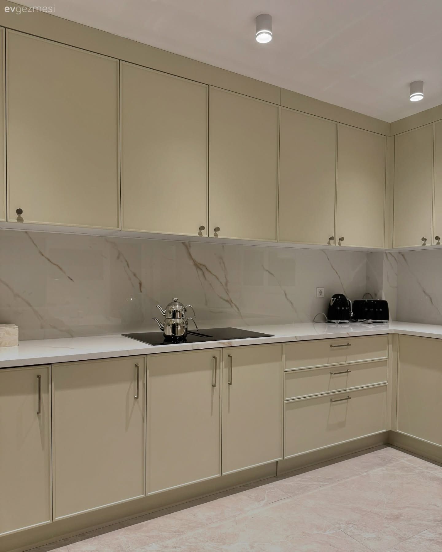 Mutfak, Modern mutfak, Krem, Bej, Beyaz, Mutfak tezgahı, Mutfak tezgah arası, Mutfak aksesuarları, Eviye , Spot aydınlatma, Aydınlatma, Mutfak zemin seramikleri