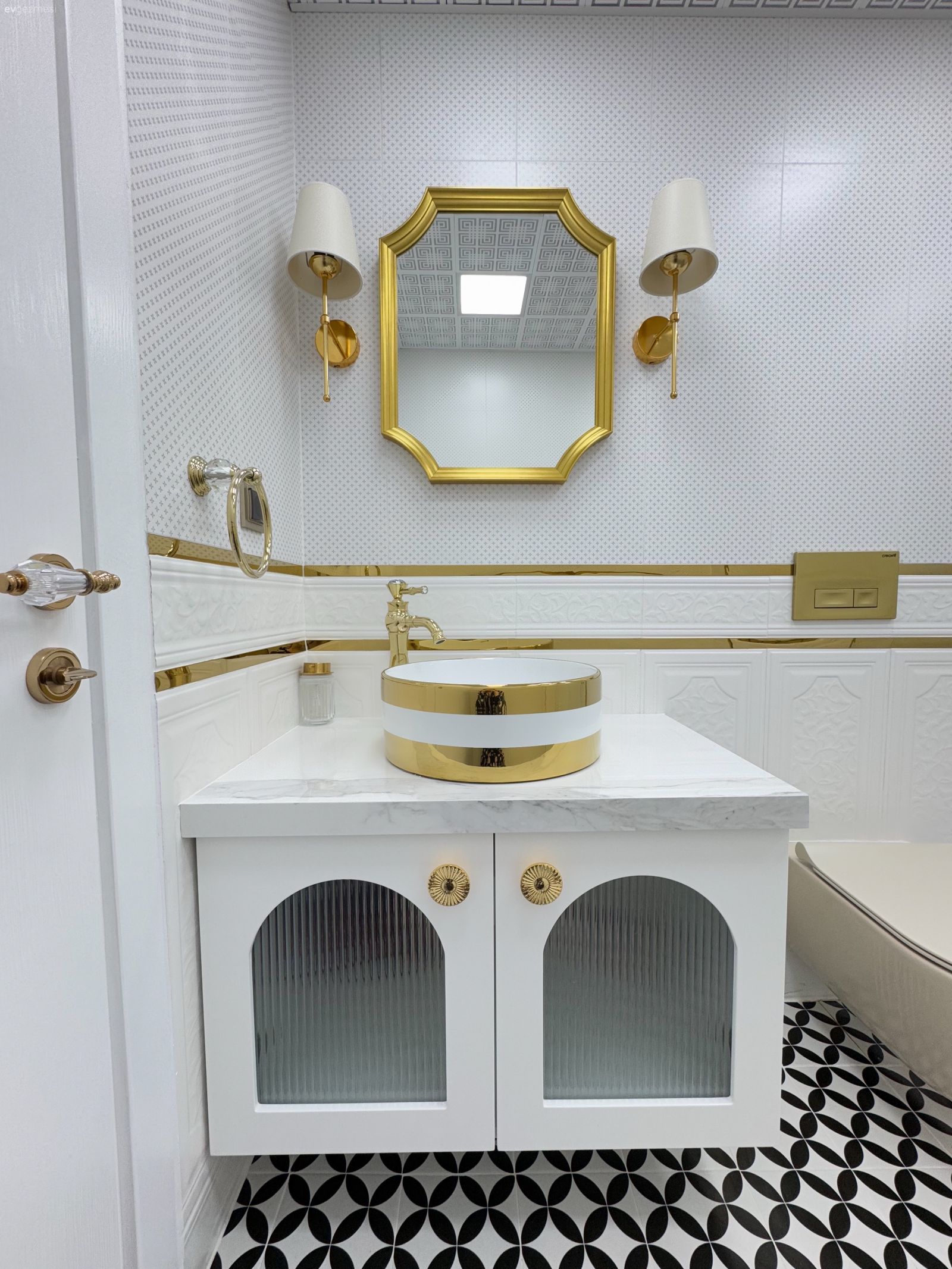 Bu Evdeki Misafir Banyosu Pek Bir Gösterişli