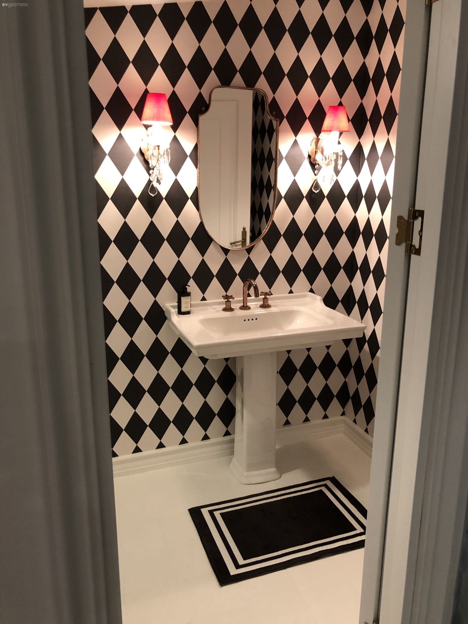 Kırmızıyı Seven Bu Deniz Manzaralı Evde Her Köşe Adeta Bir Sanat Eseri!