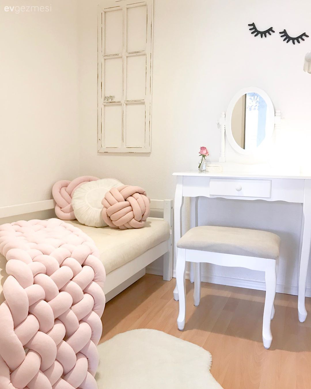 Ev Gezmesi: Zıtlıklardan Uyum Yaratan Şık Bir Dekor