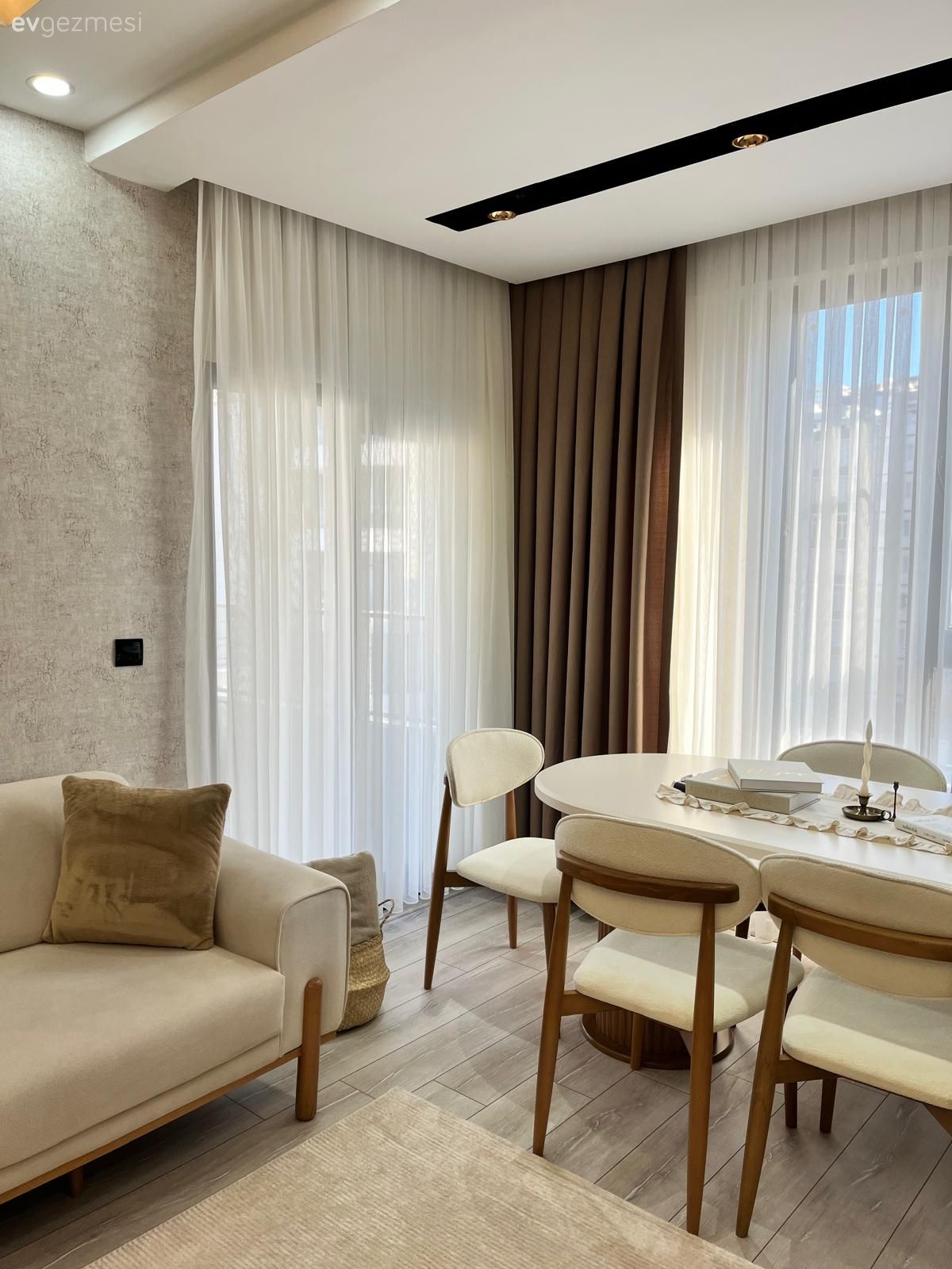 Fon perde, Perde, Tül perde, Kahverengi, Beyaz, Sandalye, Yemek masası, Beyaz koltuk, Ahşap Mobilya, Spot aydınlatma, Aydınlatma, Halı, Salon halısı