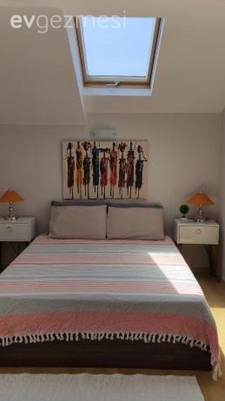 Yatak Odası, Çatı katı, Dubleks evler, Beyaz, Pudra pembe, Tablo, Duvar dekorasyonu, Komodin