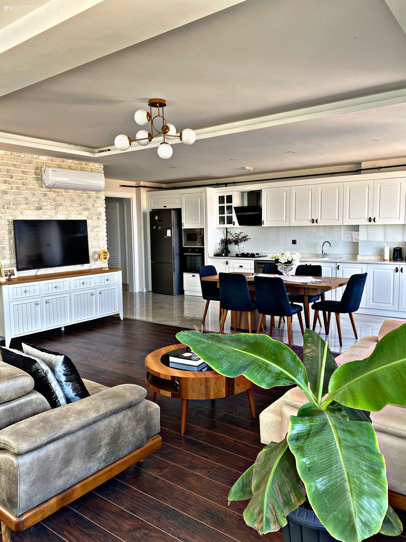 Modern rustik, Mavi, Beyaz, Vizon, Kahverengi, Ahşap Mobilya, Koltuk takımı, Orta sehpa, Sehpa, Parke, Tv ünitesi, Tv ünitesi aksesuarları, Ev Aksesuar, Sandalye, Yemek masası, Amerikan Mutfak, Mutfak, Mutfak tezgahı, Mutfak tezgah arası, Tezgah arası seramik, Ev bitkisi, Avize, Aydınlatma, Ankastre, Shaker kapaklı dolaplar, Oturma Odası