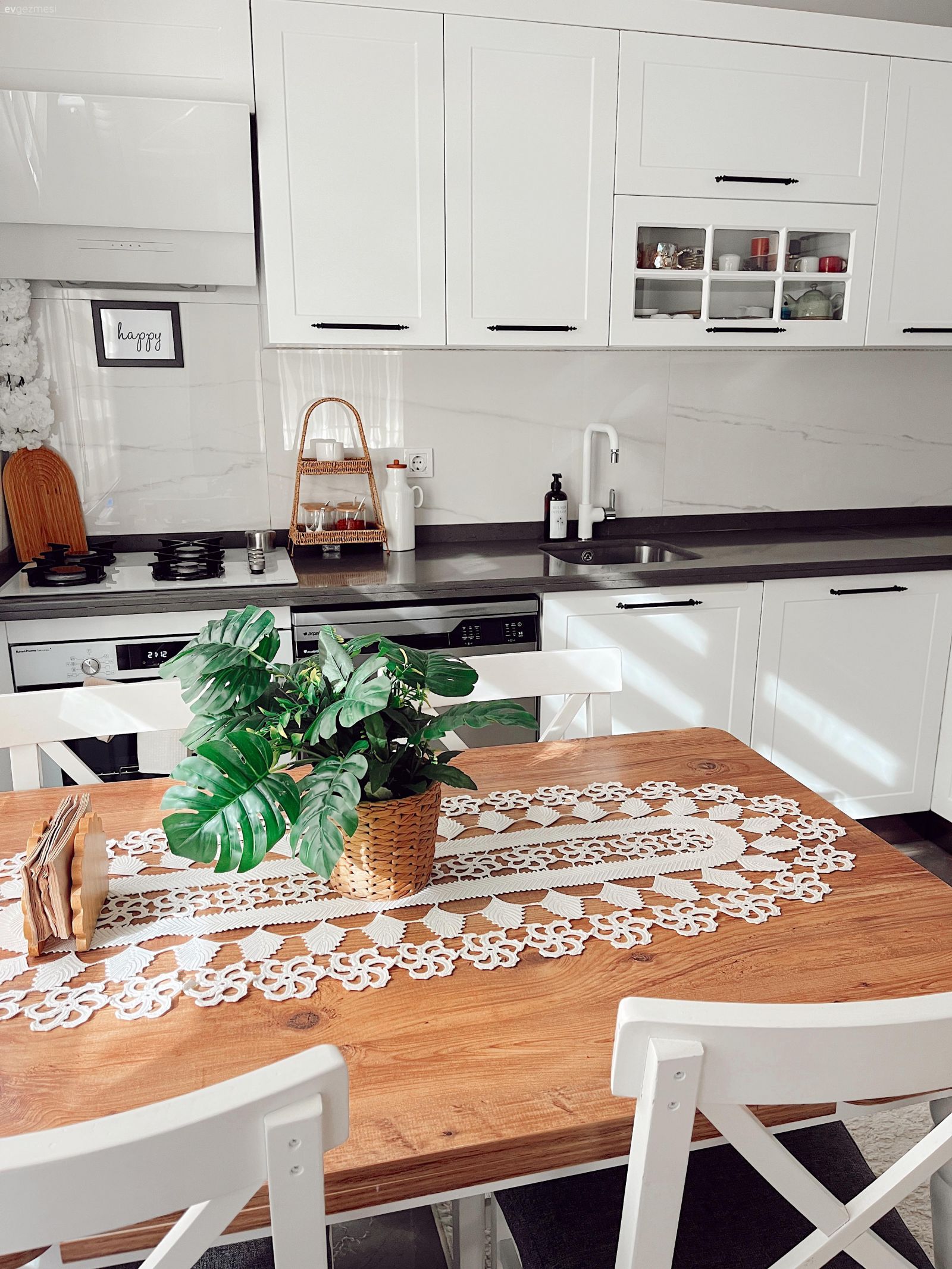 Mutfak, Beyaz, Siyah, Beyaz mutfak, Siyah tezgah, Mutfak tezgahı, Mutfak tezgah arası, Ankastre, Halı, Mutfak halısı, Sandalye, Mutfak masası, Mutfak sandalyesi, Shaker kapaklı dolaplar