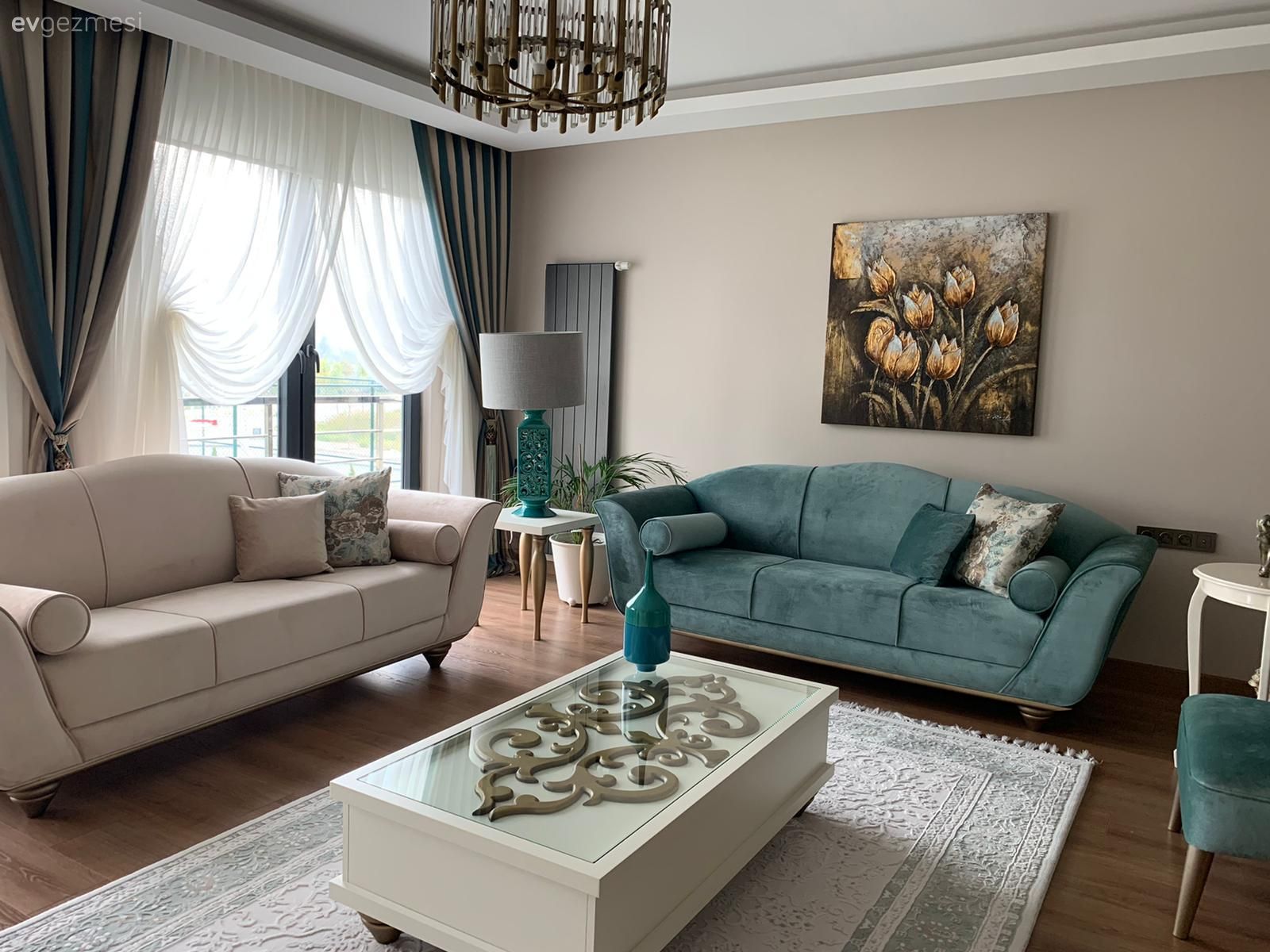 Oturma Odası, Krem, Mavi, Orta sehpa, Sehpa, Halı, Koltuk takımı, Tablo, Duvar dekorasyonu, Berjer, Fon perde, Perde, Tül perde, Avize, Aydınlatma, Vazo, Ev Aksesuar, Sehpa üstü aksesuarı, Lambader