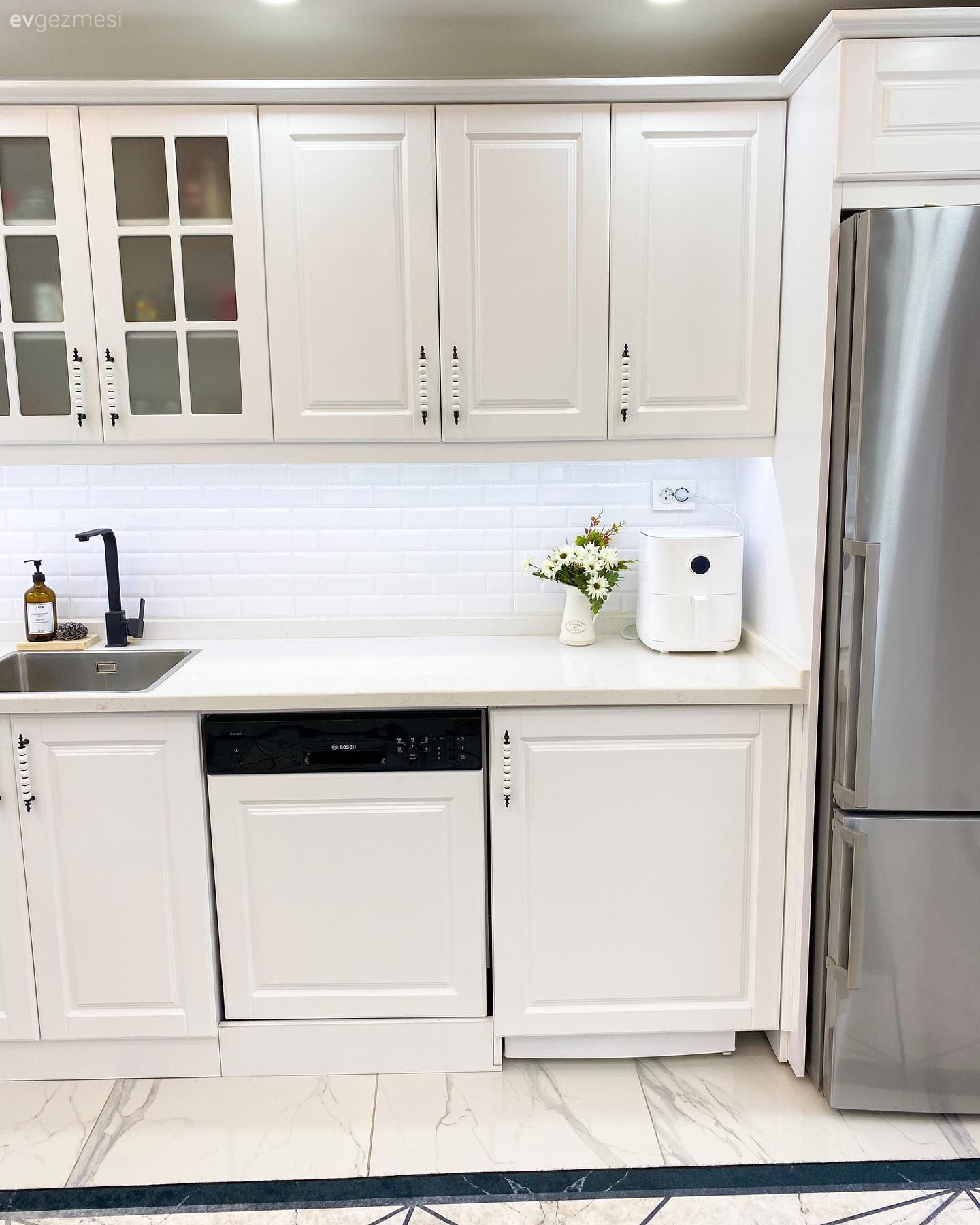 Mutfak, Beyaz mutfak, Mutfak tezgahı, Mutfak tezgah arası, Tezgah arası seramik, Mutfak aksesuarları, Mutfak zemin seramikleri