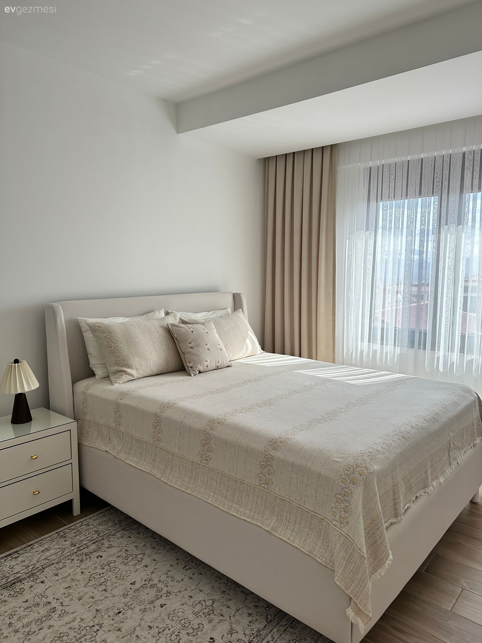 Bu Modern Evde Lacivert Vurgusu Dekora Hareket Katmış