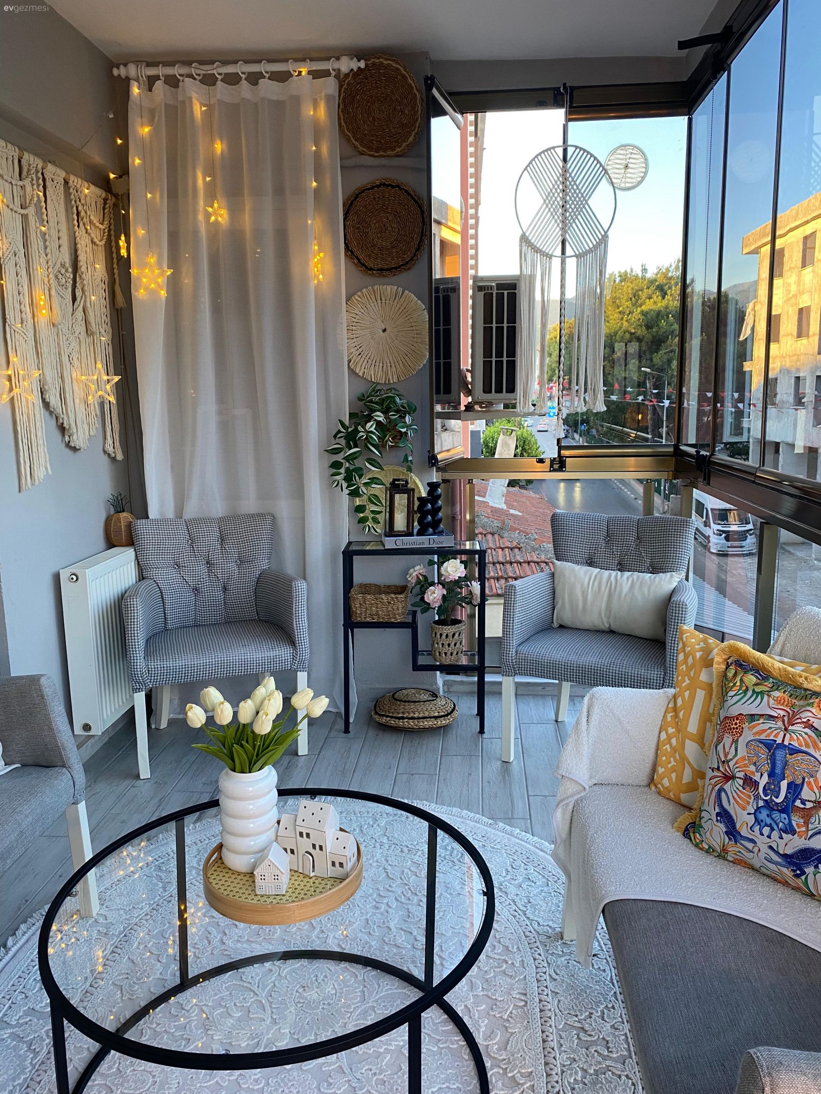 Bu İzmir Evinde Mutfak ve Balkon Keyif Konusunda Birbiriyle Yarışıyor!