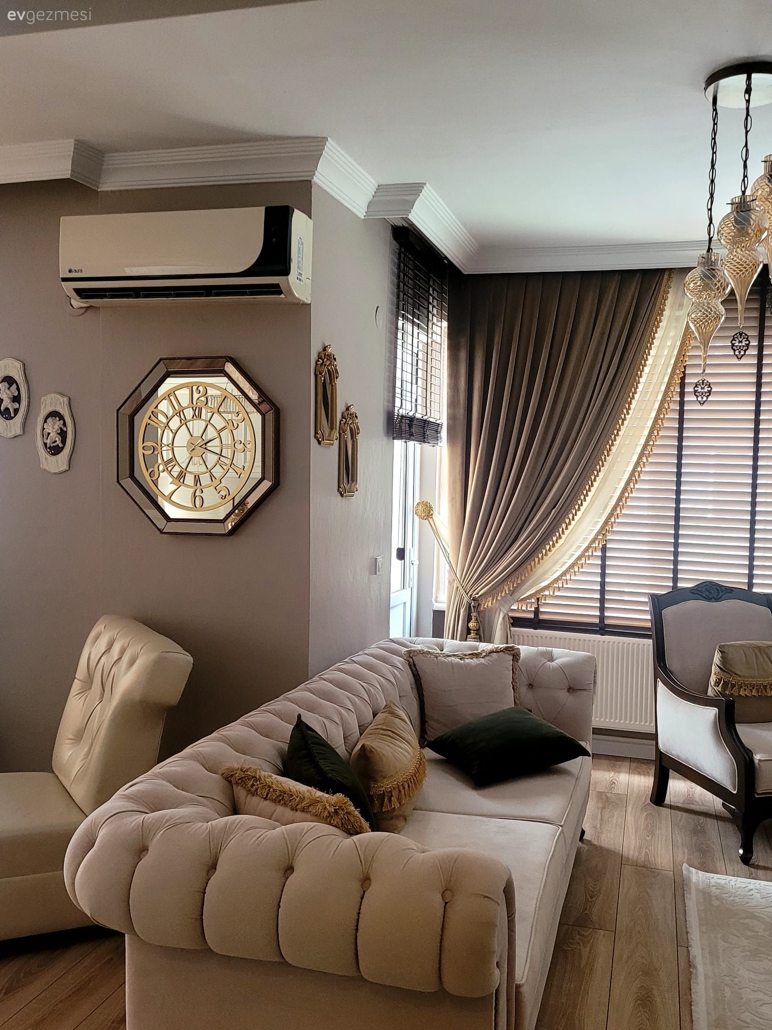 Salon, Country, Krem, Bej, Beyaz, Kapitoneli koltuk, Koltuk takımı, Berjer, Fon perde, Perde, Jaluzi, Ahşap Mobilya, Duvar dekorasyonu, Orta sehpa, Sehpa, Kırlent, Ev tekstili, Avize, Aydınlatma, Halı, Salon halısı, Şamdan, Ev Aksesuar